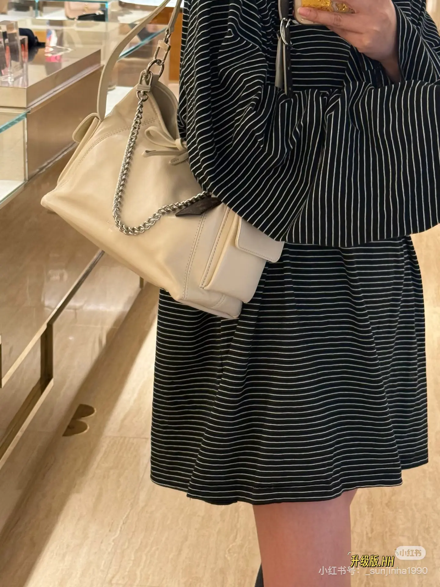 LV White Warrior Tote Shoulder Bag D38018005