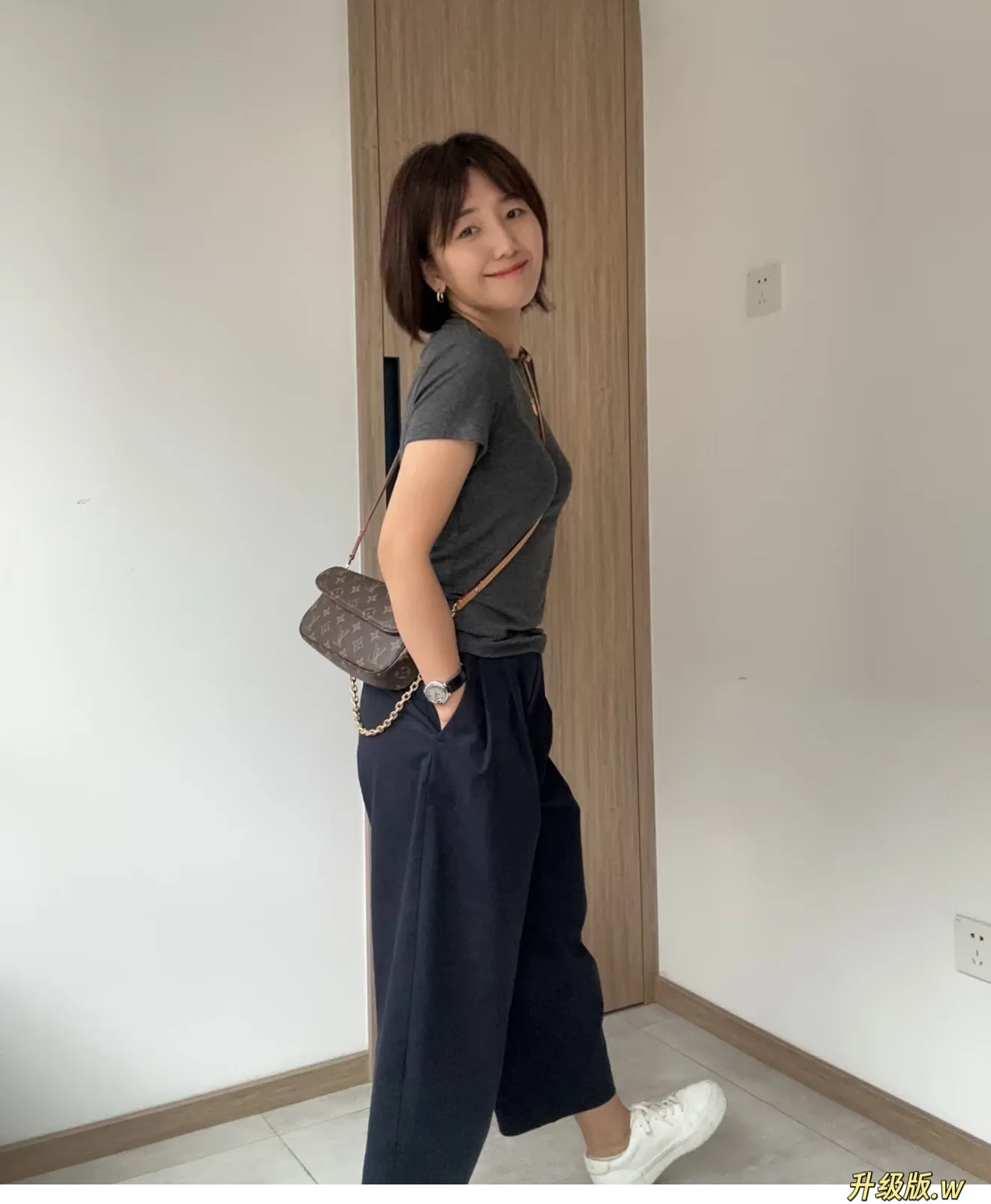 Monogram Canvas Ivy Shoulder Bag D27518250 — view 2