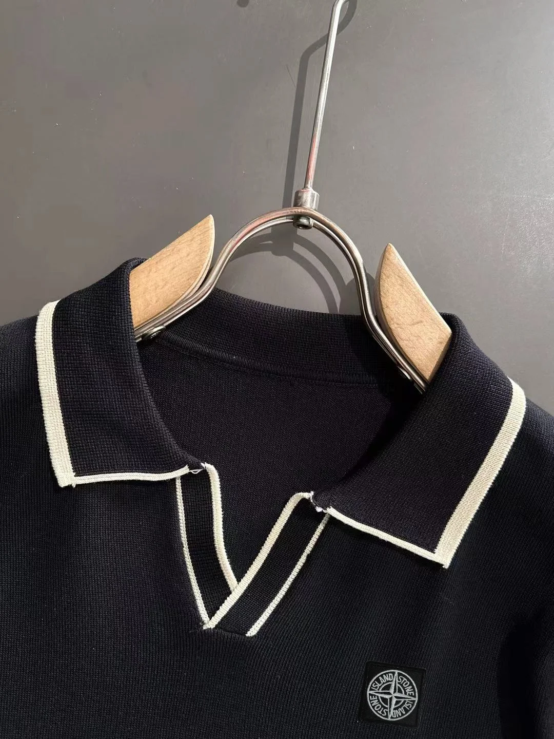 Contrast-Trim Knitted Polo Shirt D20014919 — view 3