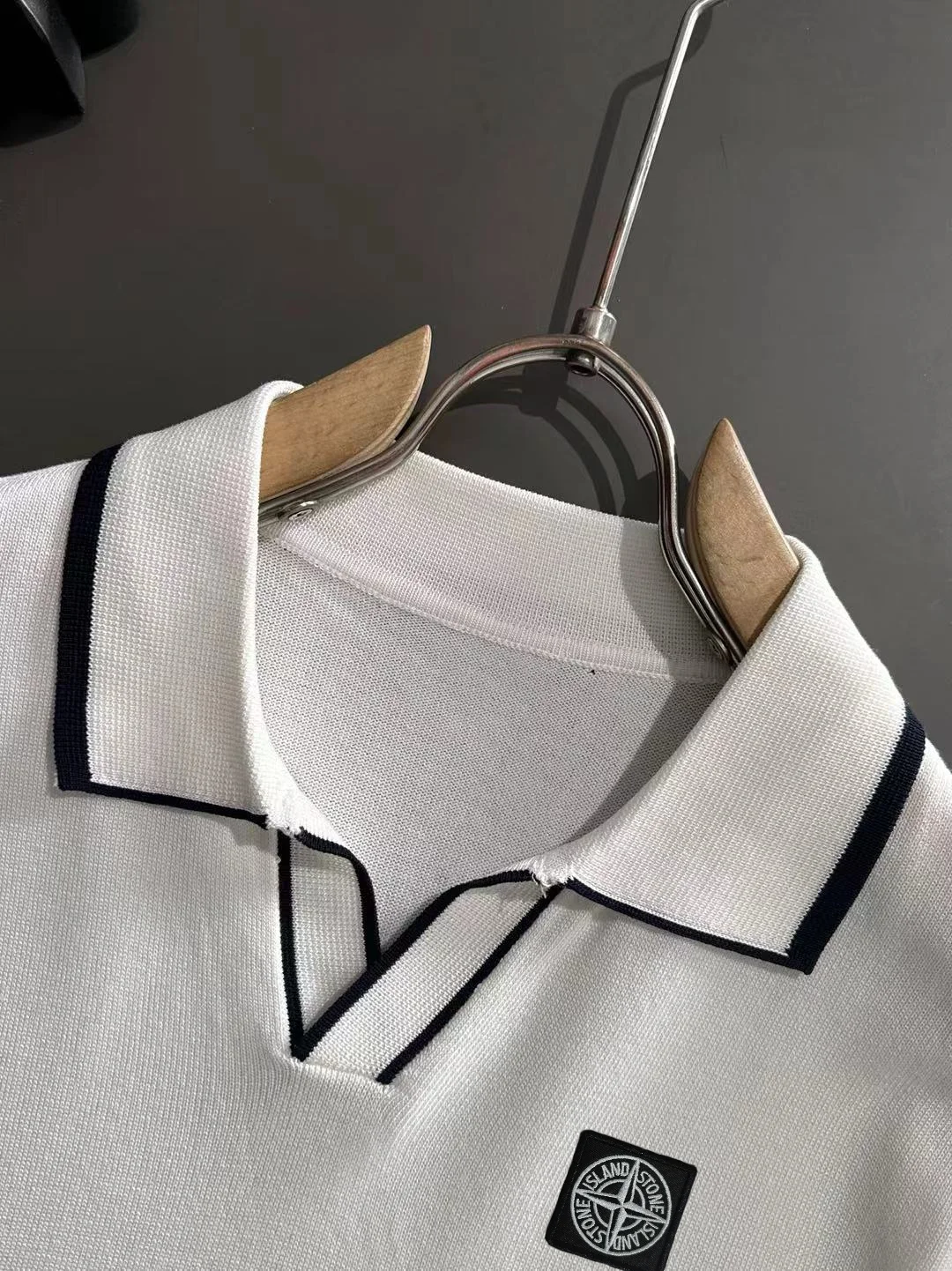 Contrast-Trim Knitted V-Neck Polo Shirt D20014918 — view 3