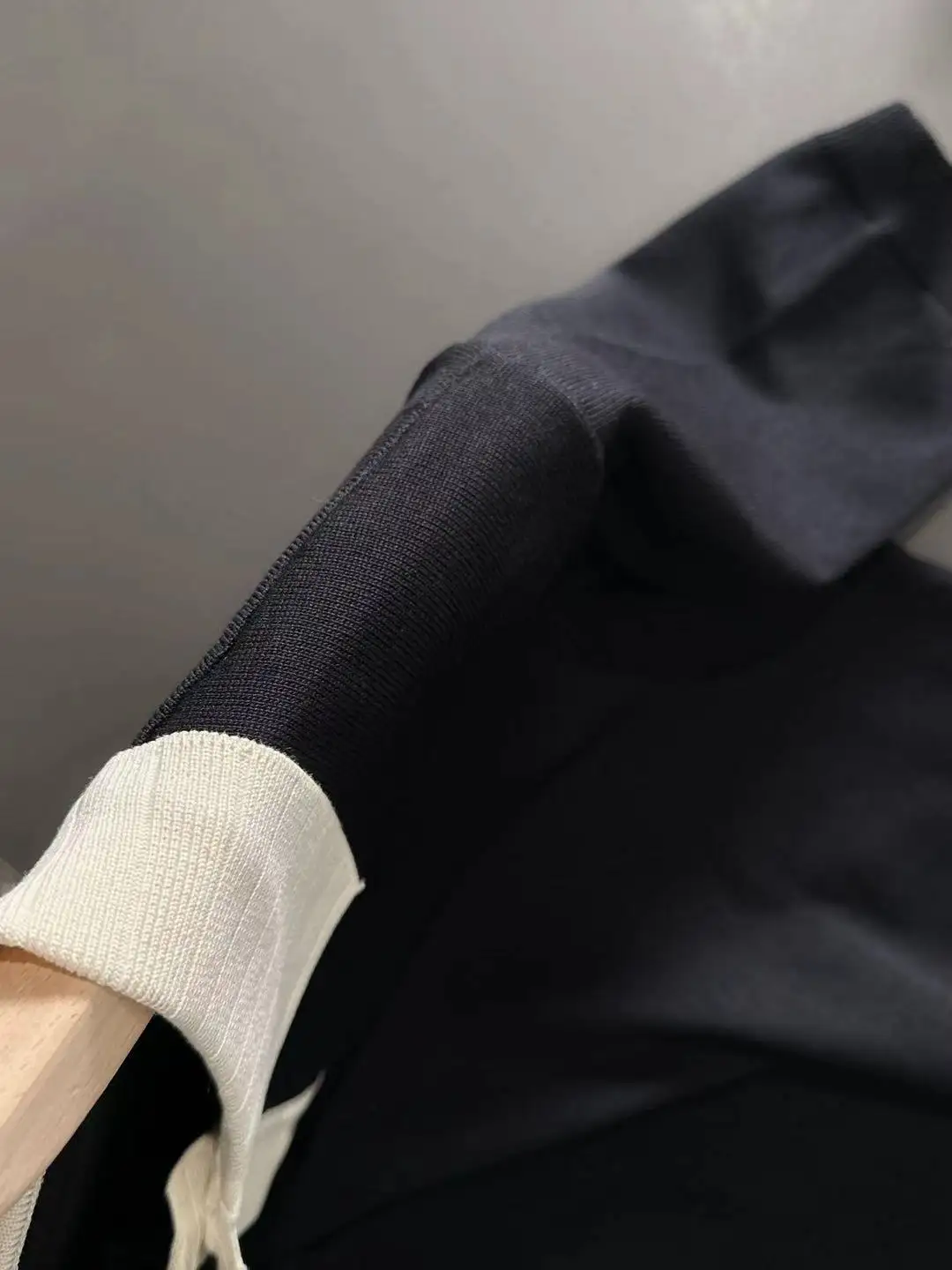 Contrast-Trim Knitted Polo Shirt D20014768 — view 4