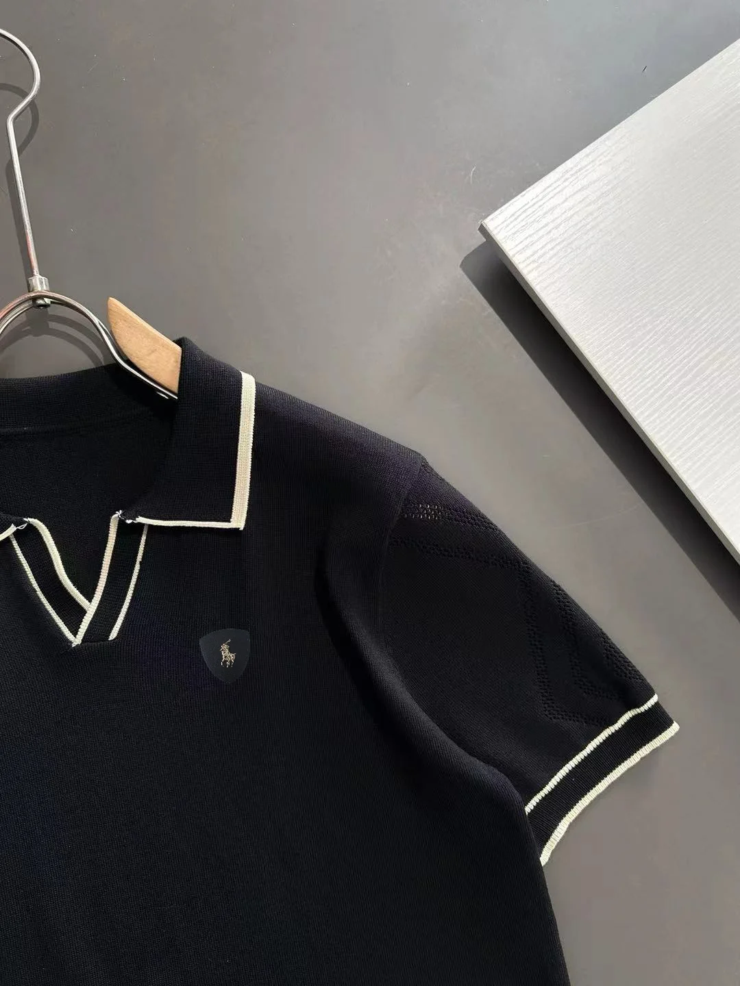 Contrast-Trim Knit Polo Shirt D21013176 — view 2