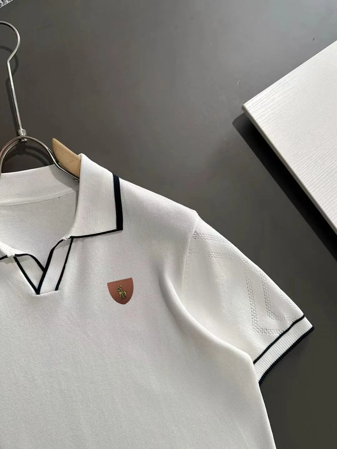 Contrast-Trim Knit Polo Shirt D21013179 — view 2