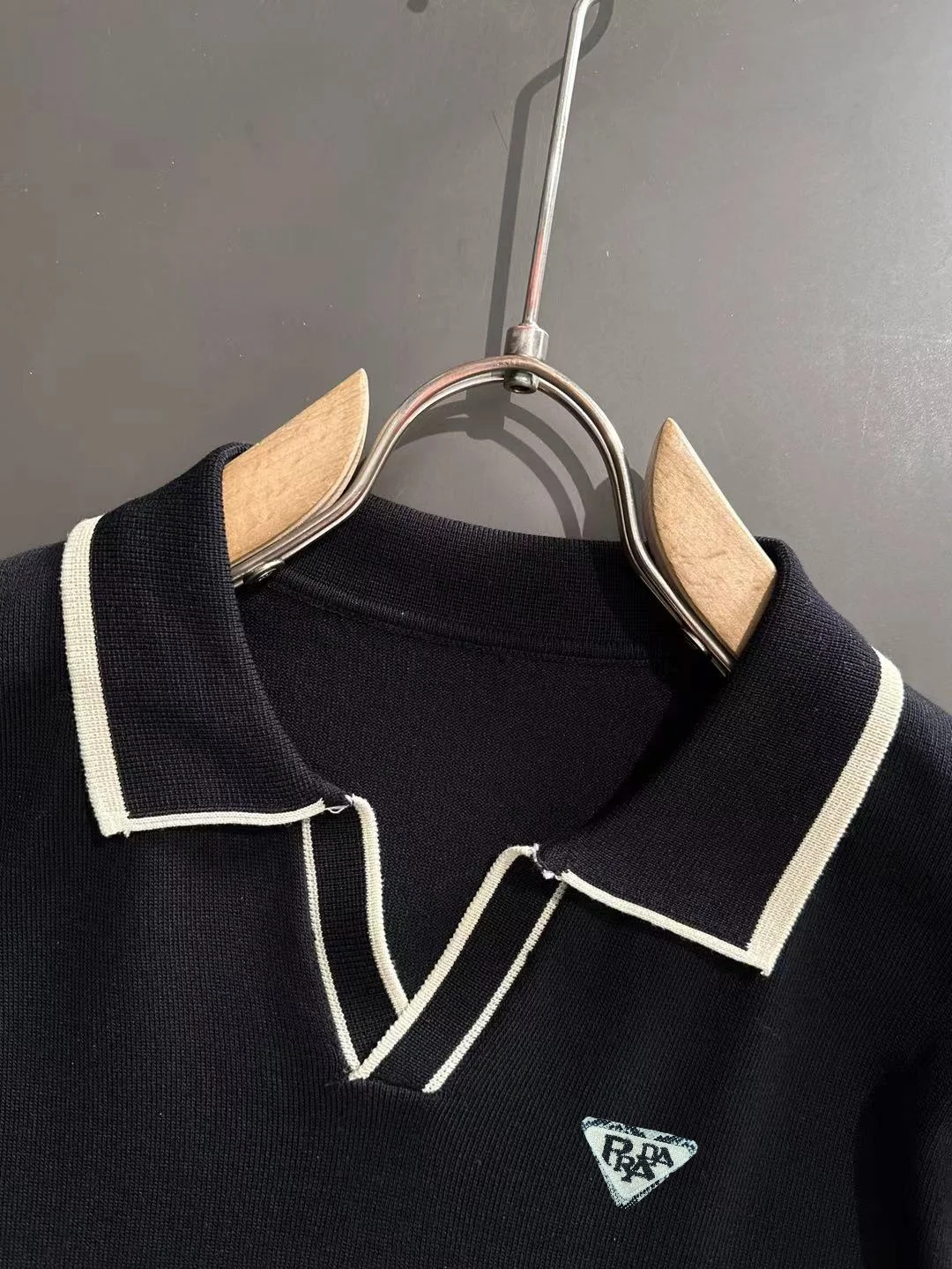 Contrast-Trim Knitted Polo Shirt D21013169 — view 3