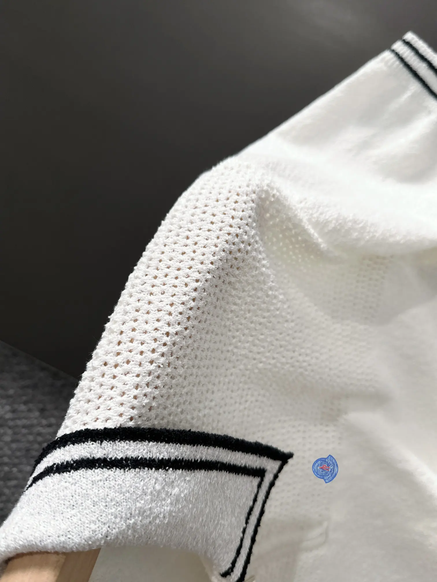 Contrast-Trim Textured Knit Half-Zip Polo Shirt D21013194 — view 4