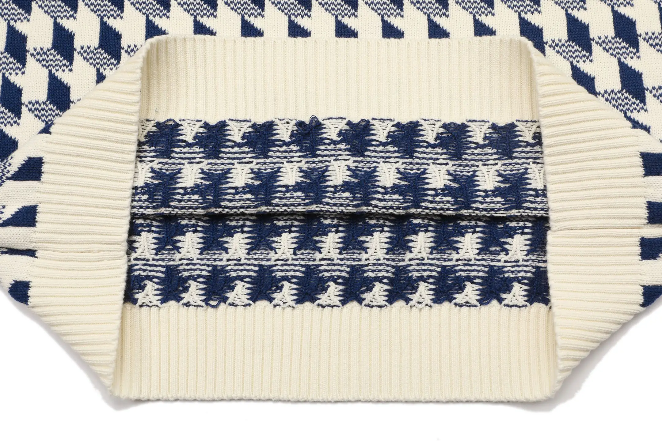 Houndstooth Jacquard Wool Crew-Neck Sweater D21019803 — view 10