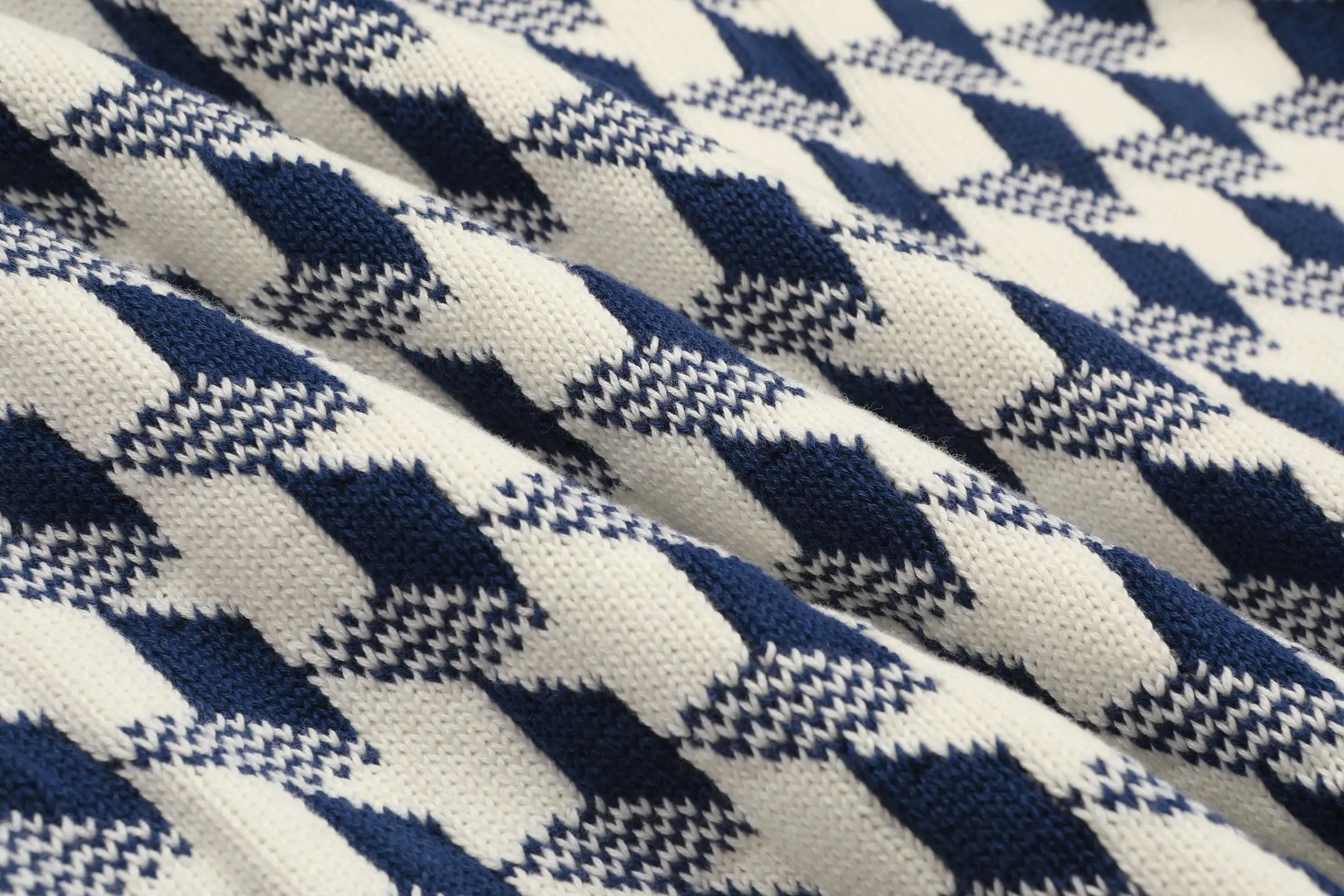 Houndstooth Jacquard Wool Crew-Neck Sweater D21019803 — view 11