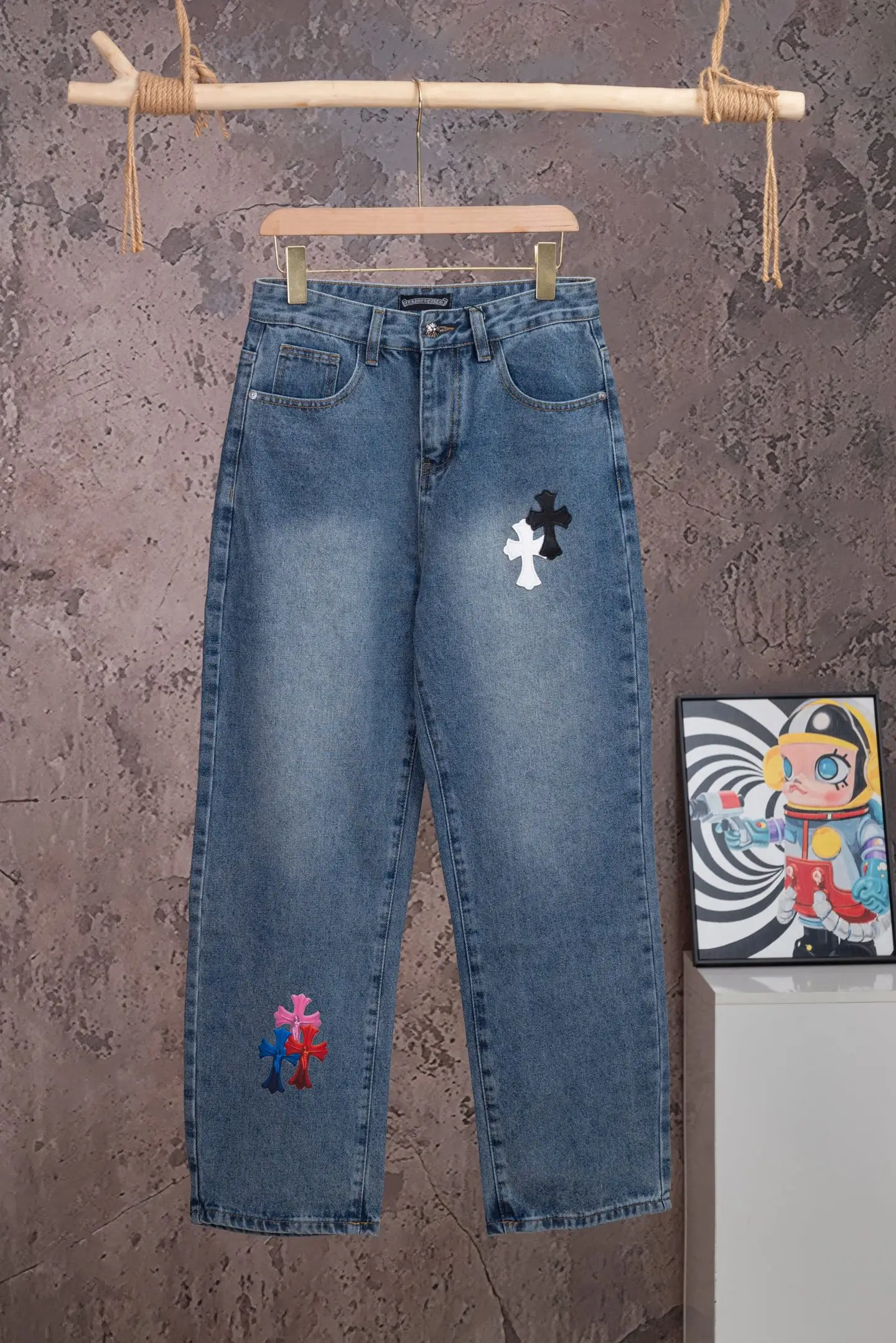 Cross Patch Straight-Leg Jeans D18019777