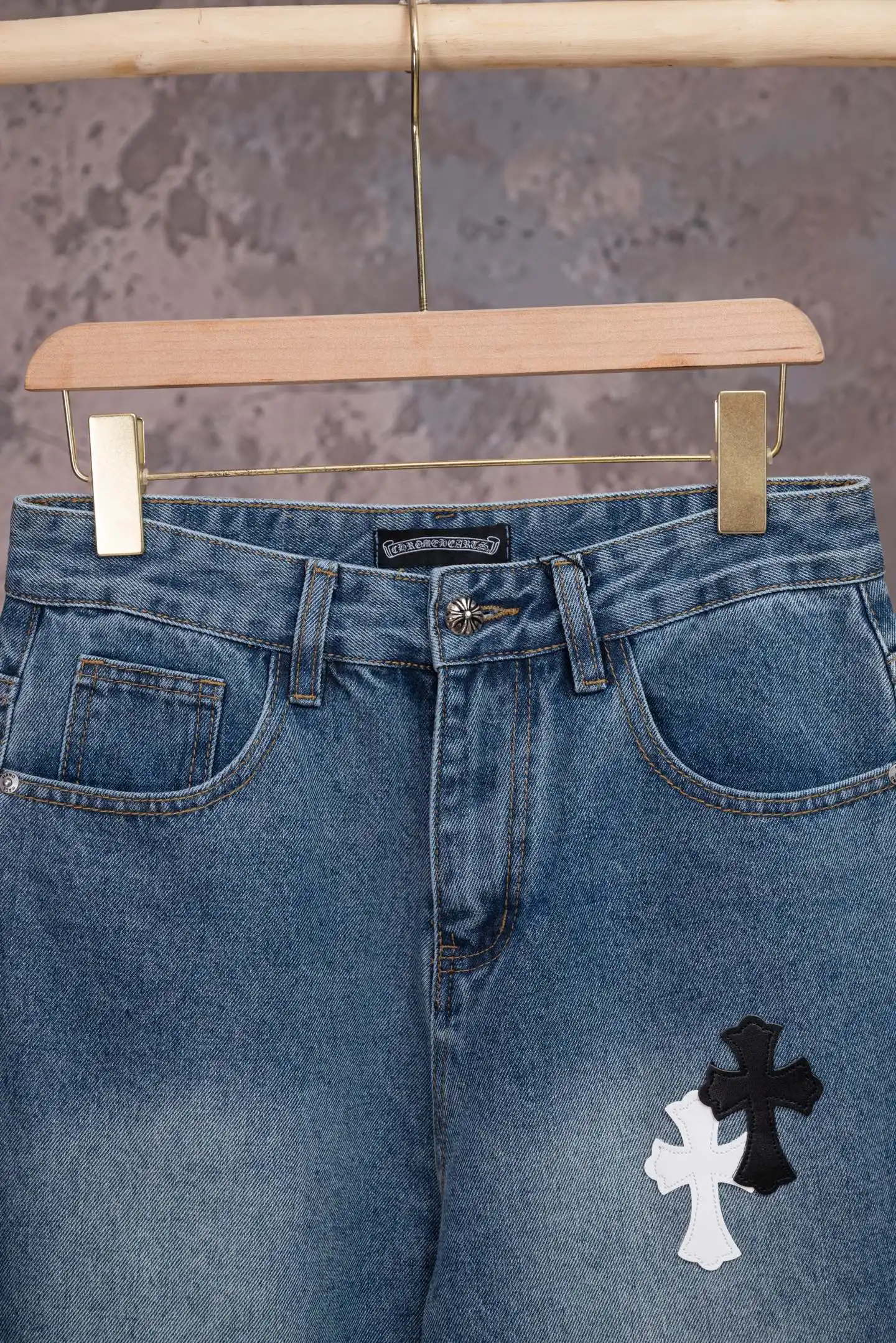 Cross Patch Straight-Leg Jeans D18019777 — view 3