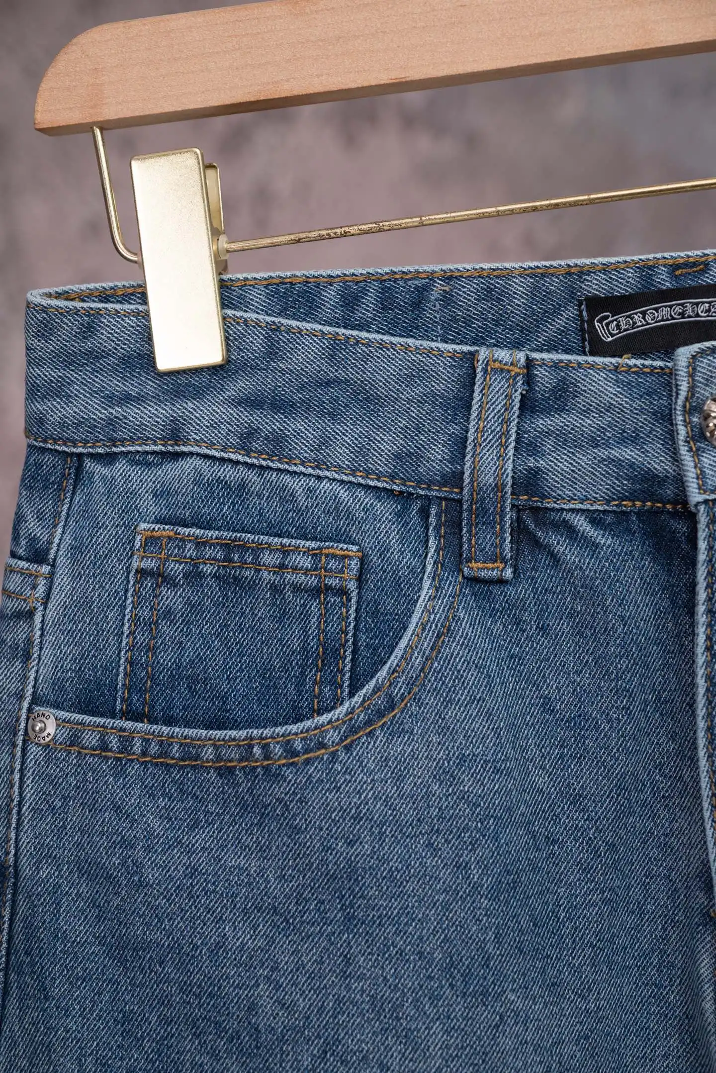 Cross Patch Straight-Leg Jeans D18019777 — view 5