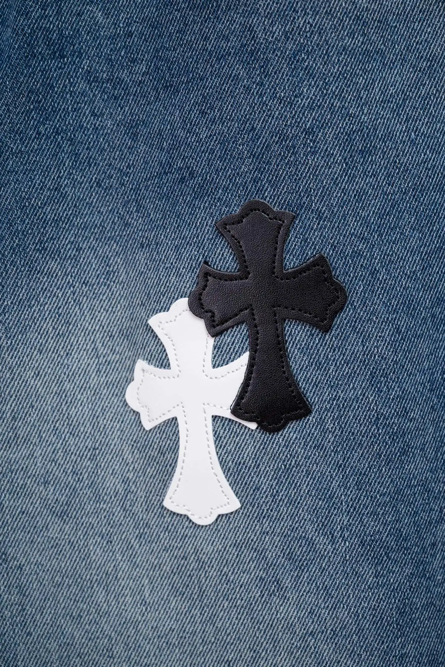 Cross Patch Straight-Leg Jeans D18019777 — view 11