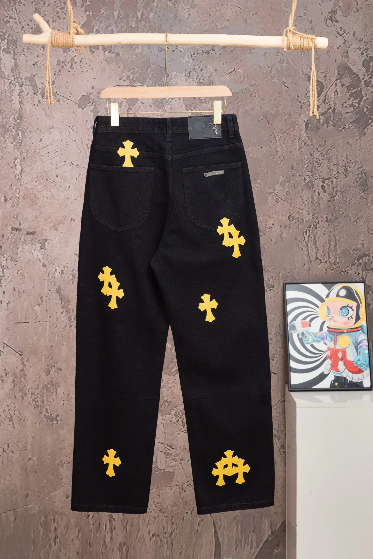 Cross Patch Straight-Leg Jeans D18019775 — view 2