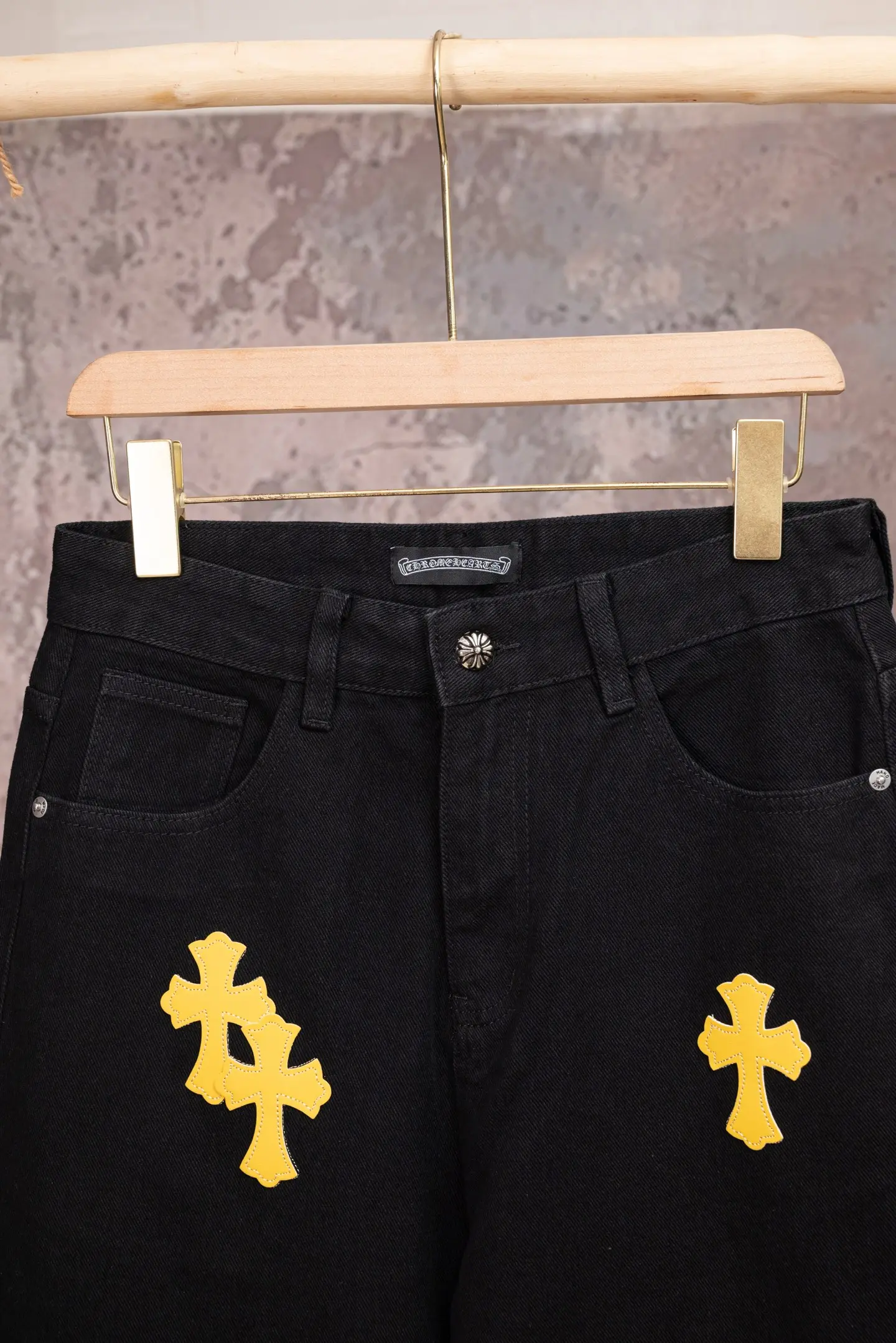 Cross Patch Straight-Leg Jeans D18019775 — view 3