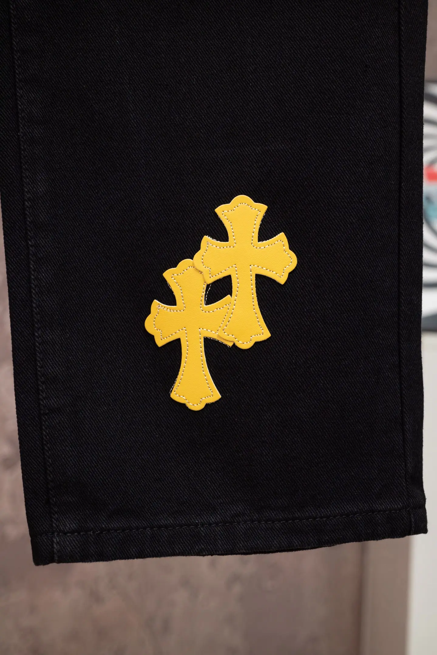 Cross Patch Straight-Leg Jeans D18019775 — view 9
