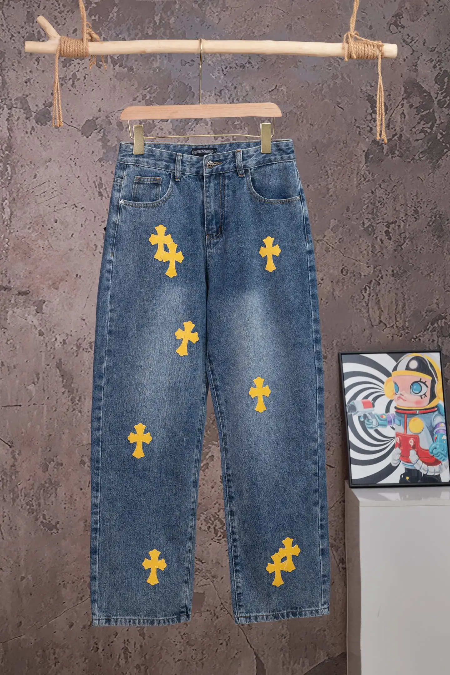 Cross Patch Straight-Leg Jeans D18019774