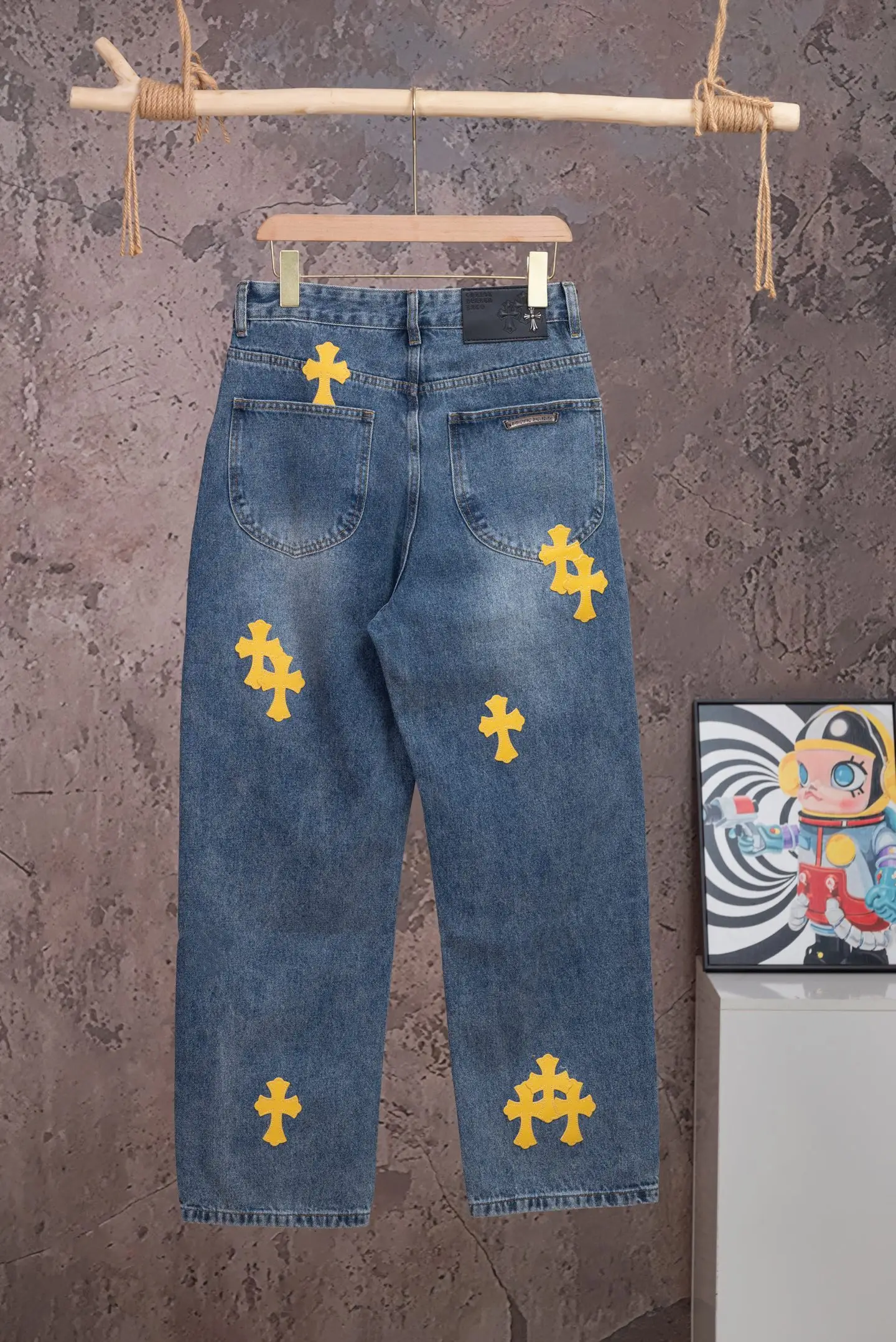 Cross Patch Straight-Leg Jeans D18019774 — view 2