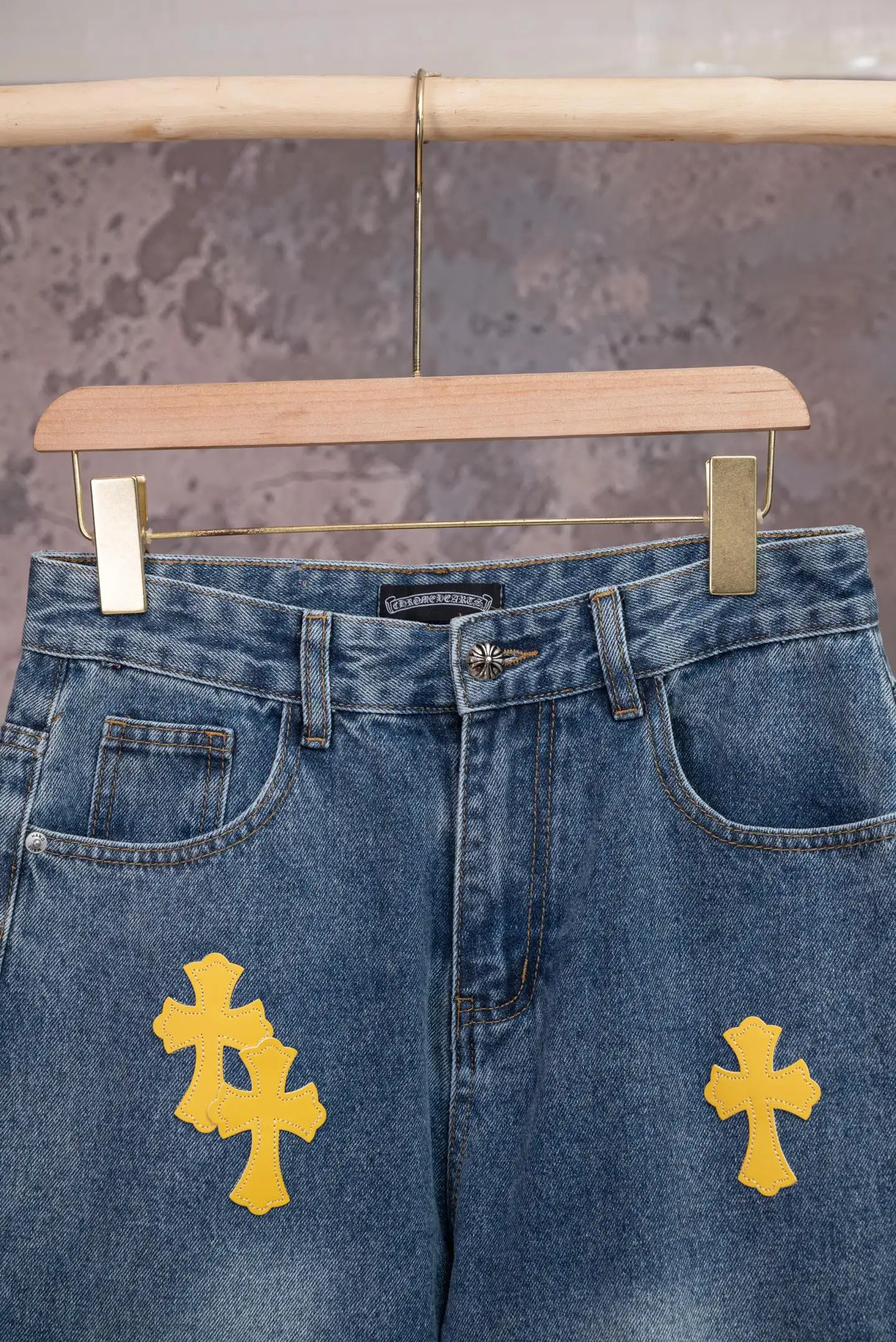 Cross Patch Straight-Leg Jeans D18019774 — view 3