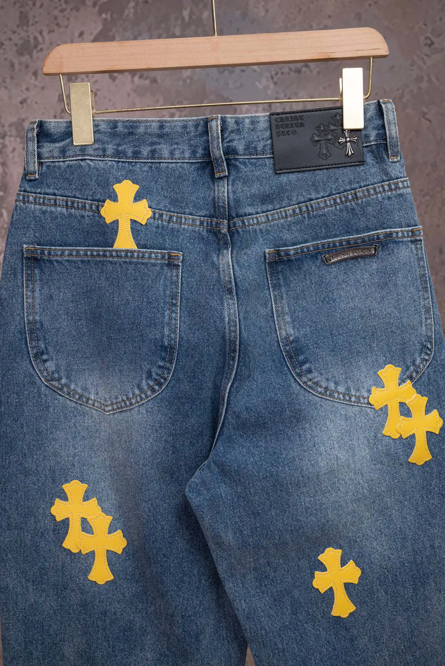 Cross Patch Straight-Leg Jeans D18019774 — view 4