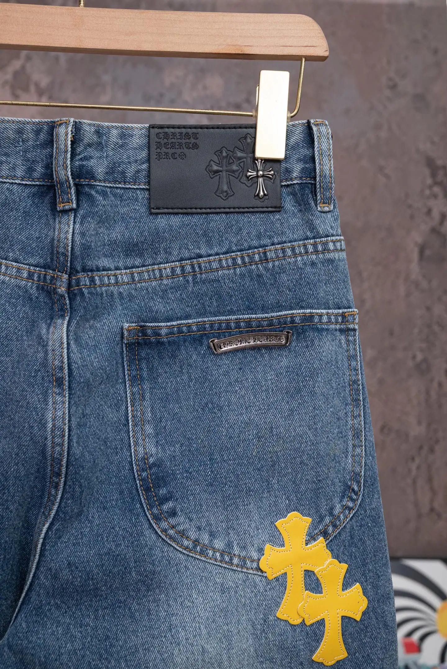 Cross Patch Straight-Leg Jeans D18019774 — view 6