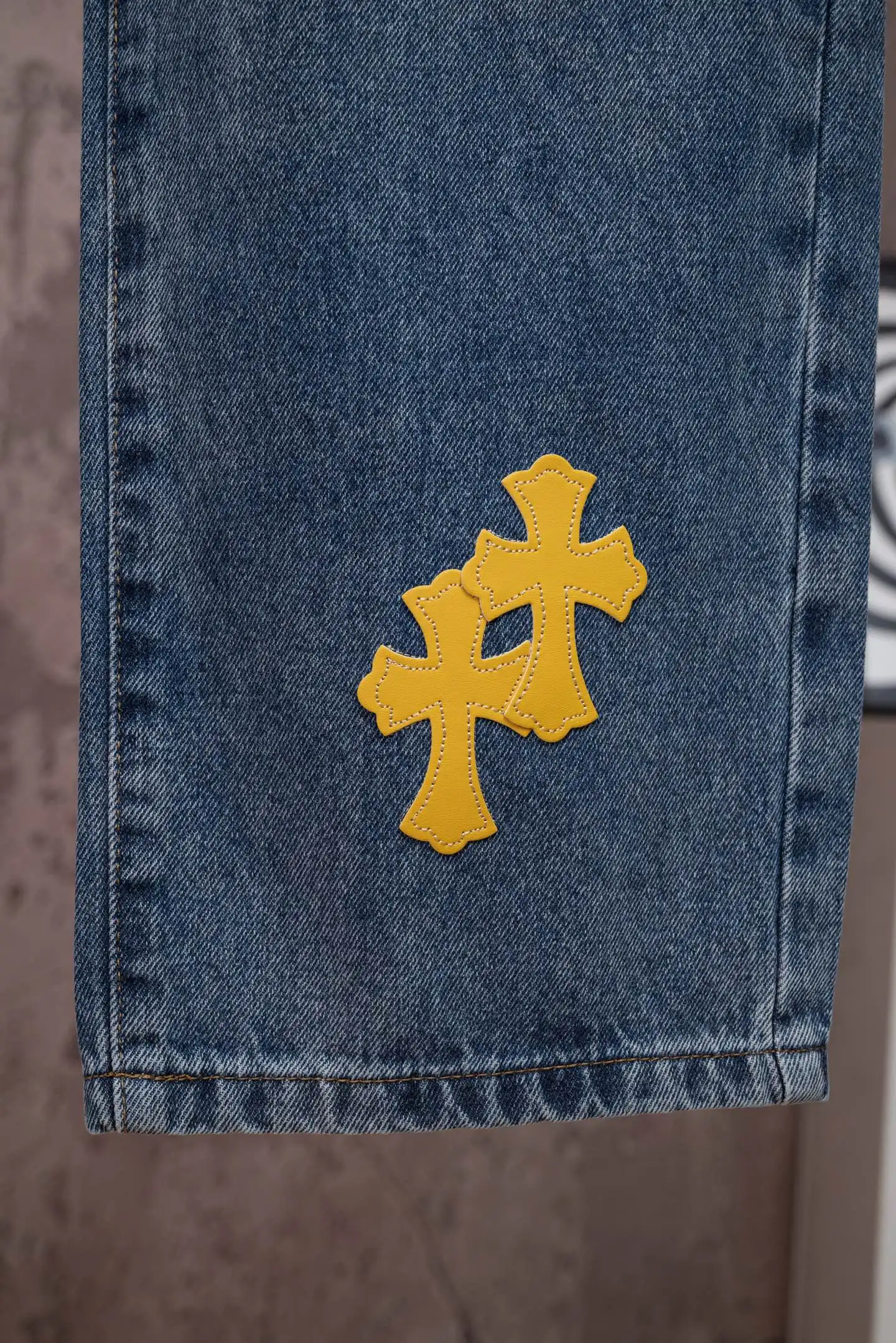 Cross Patch Straight-Leg Jeans D18019774 — view 8