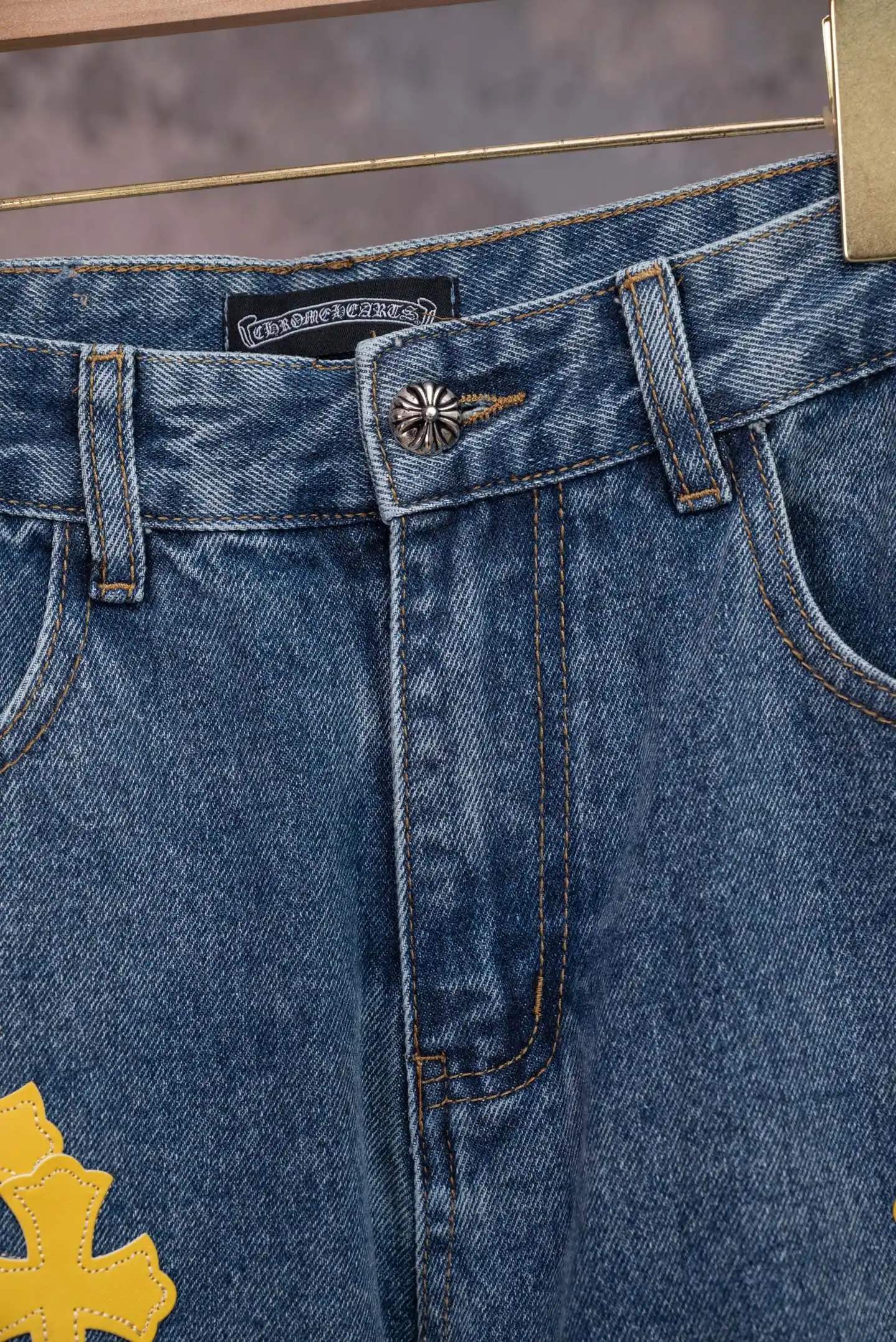 Cross Patch Straight-Leg Jeans D18019774 — view 9