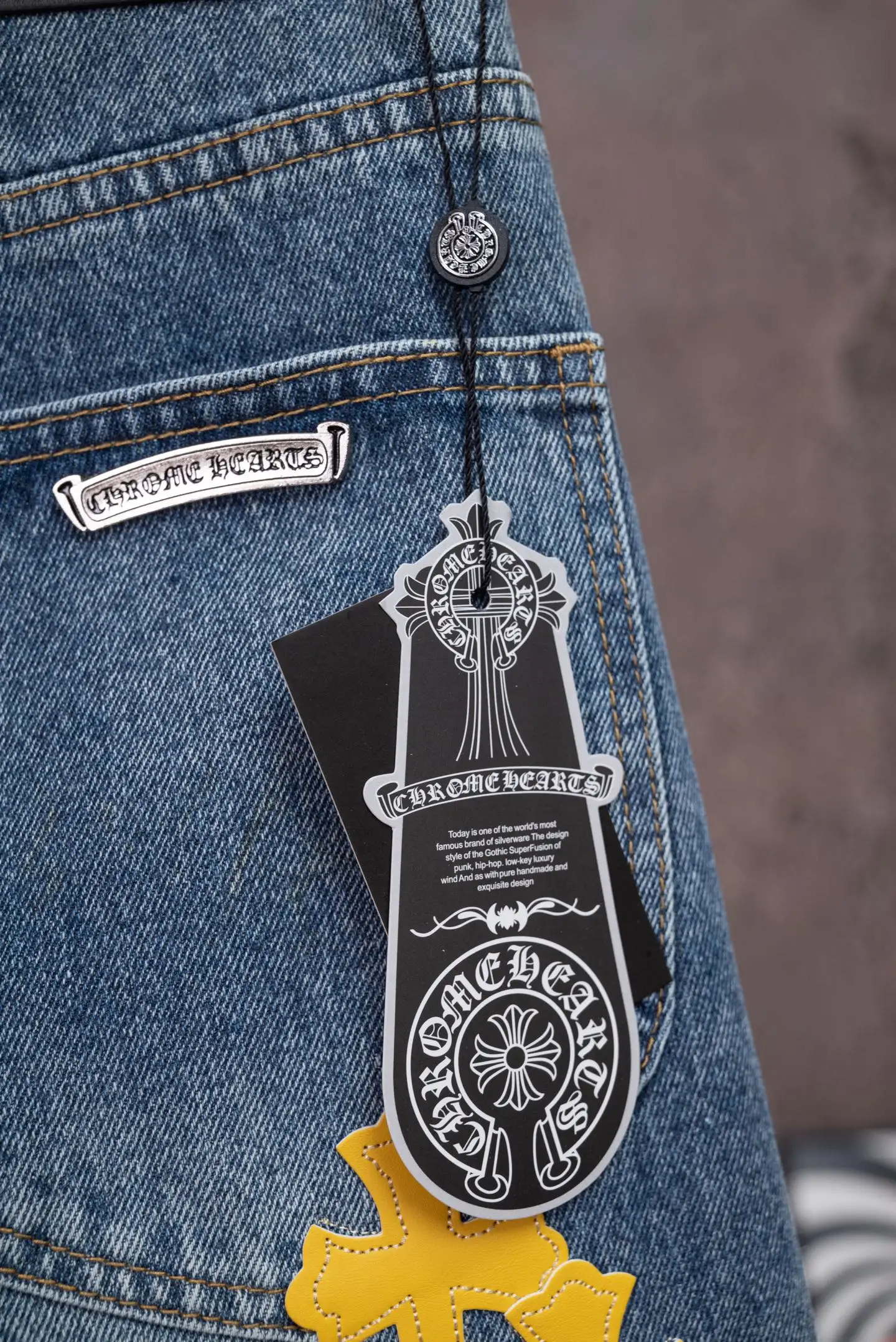 Cross Patch Straight-Leg Jeans D18019774 — view 10
