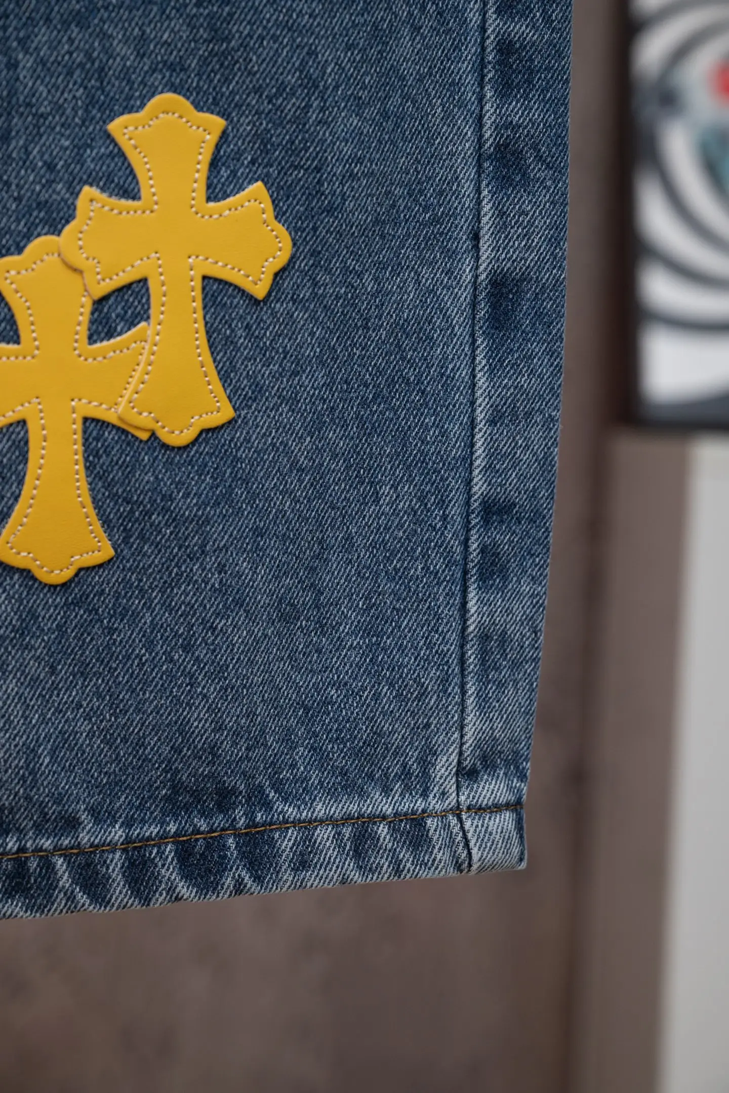 Cross Patch Straight-Leg Jeans D18019774 — view 11