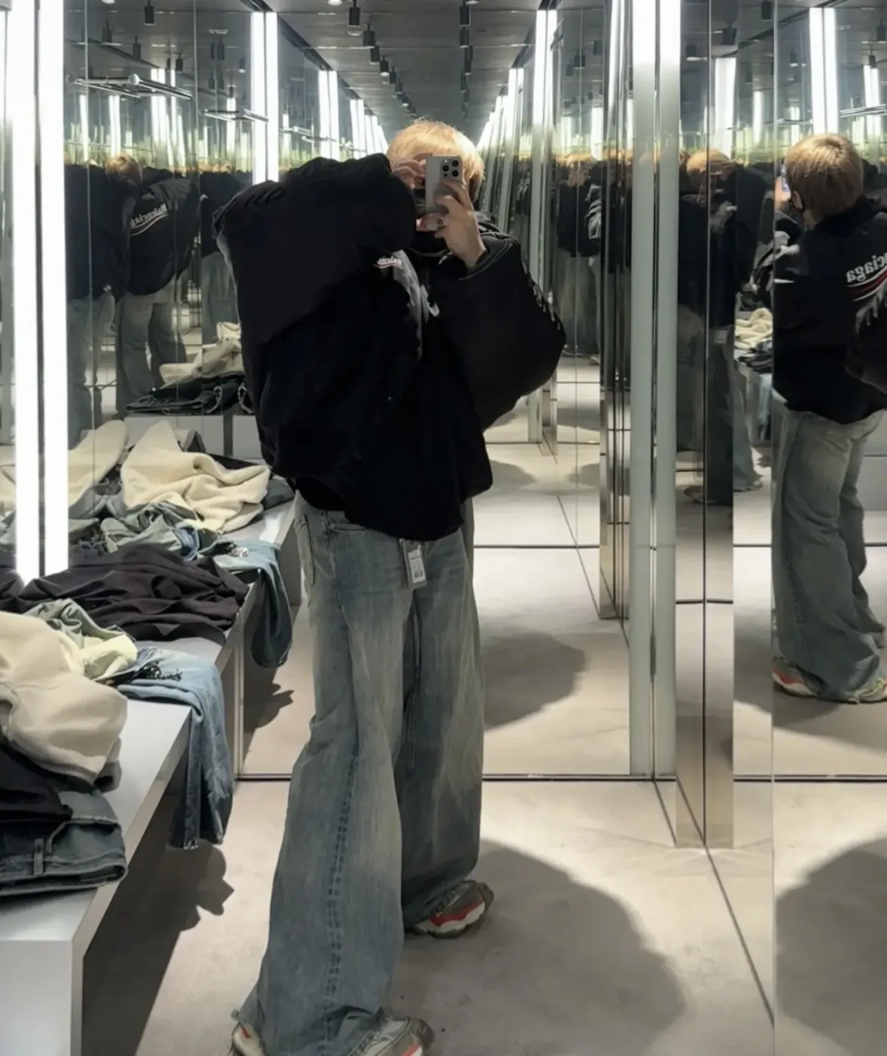 Washed Distressed Flared Jeans D25018690 — view 3