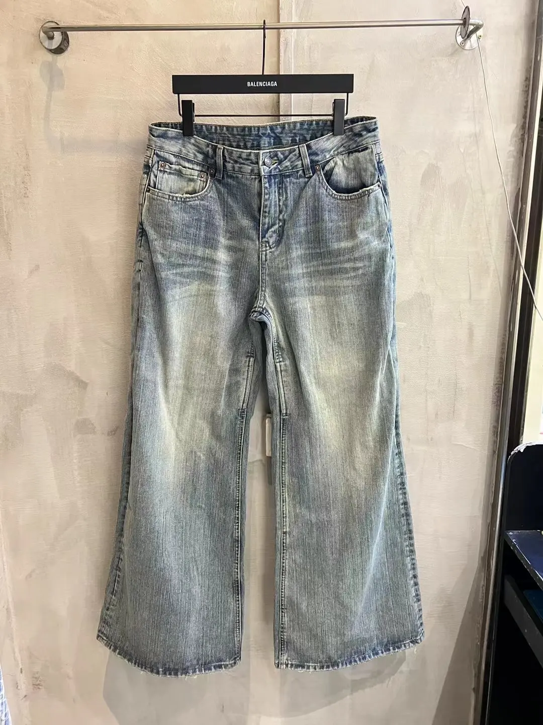 Washed Distressed Flared Jeans D25018690 — view 18