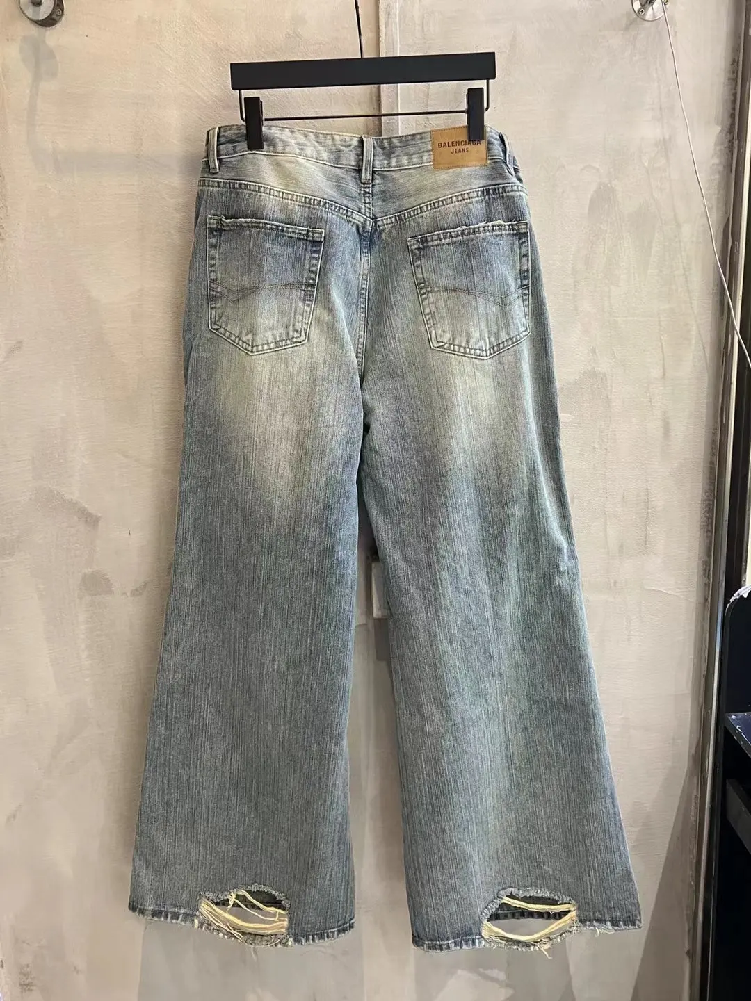 Washed Distressed Flared Jeans D25018690 — view 19
