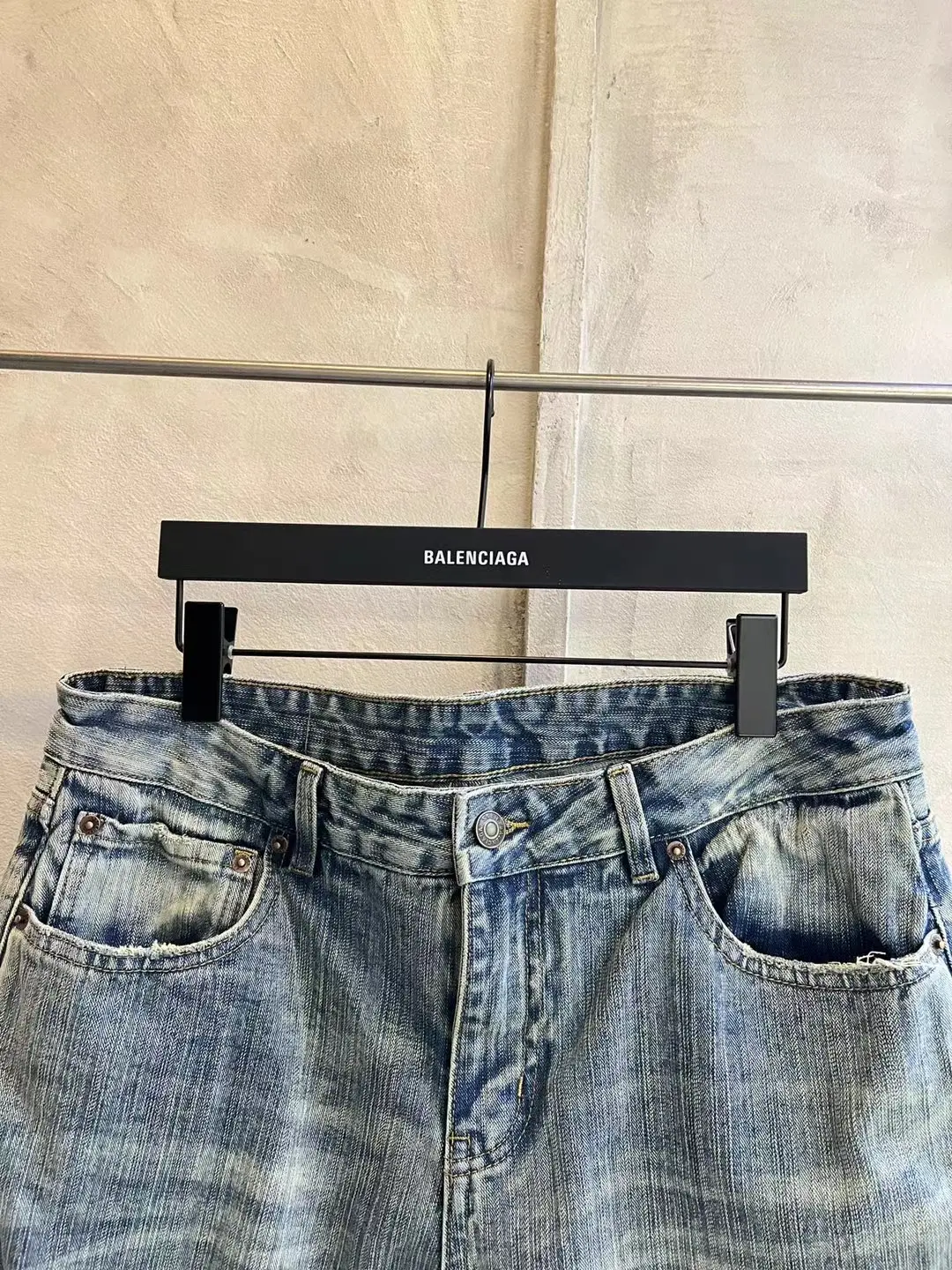 Washed Distressed Flared Jeans D25018690 — view 20