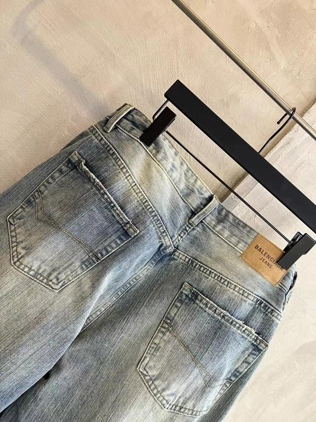 Washed Distressed Flared Jeans D25018690 — view 23