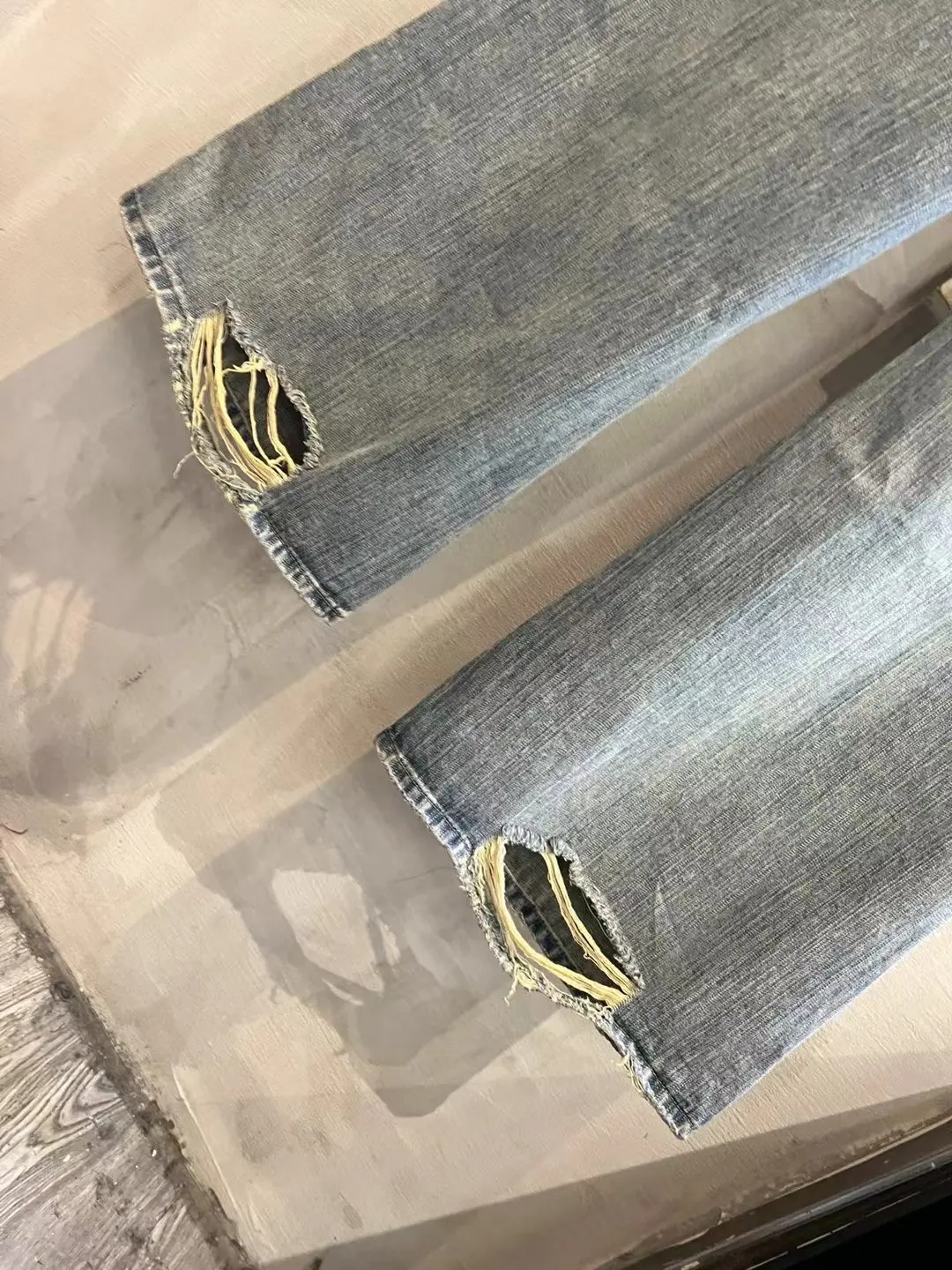 Washed Distressed Flared Jeans D25018690 — view 24