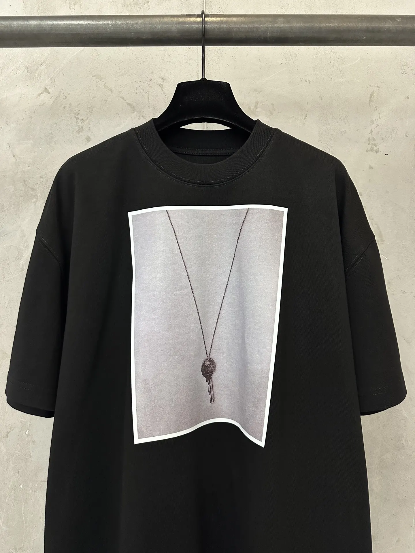 Key Graphic Print Heavyweight Cotton T-Shirt D18011351 — view 3