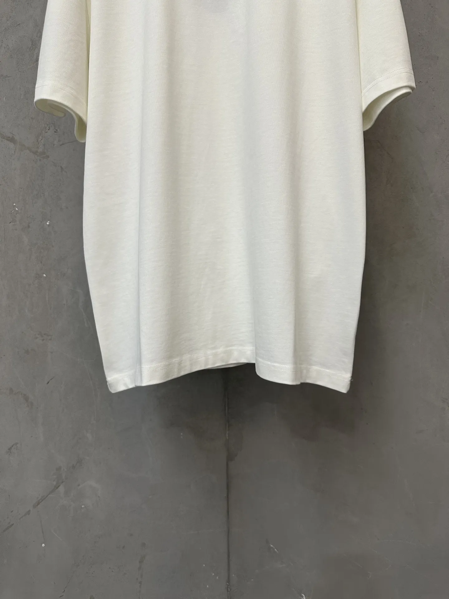 Embossed Logo Heavyweight Cotton T-Shirt D21020486 — view 4