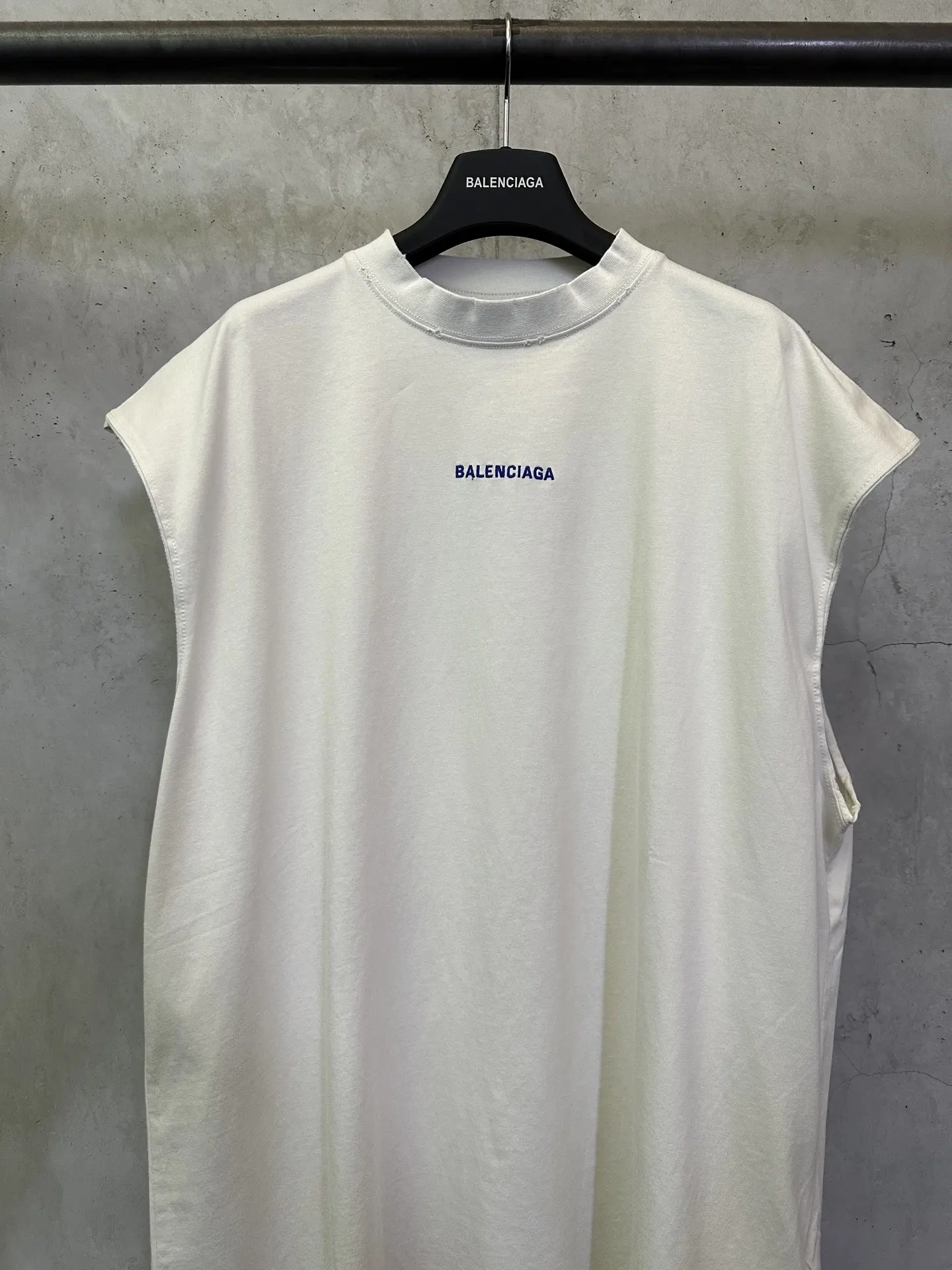 Logo Embroidery Distressed Cotton Tank Top D20512367 — view 3