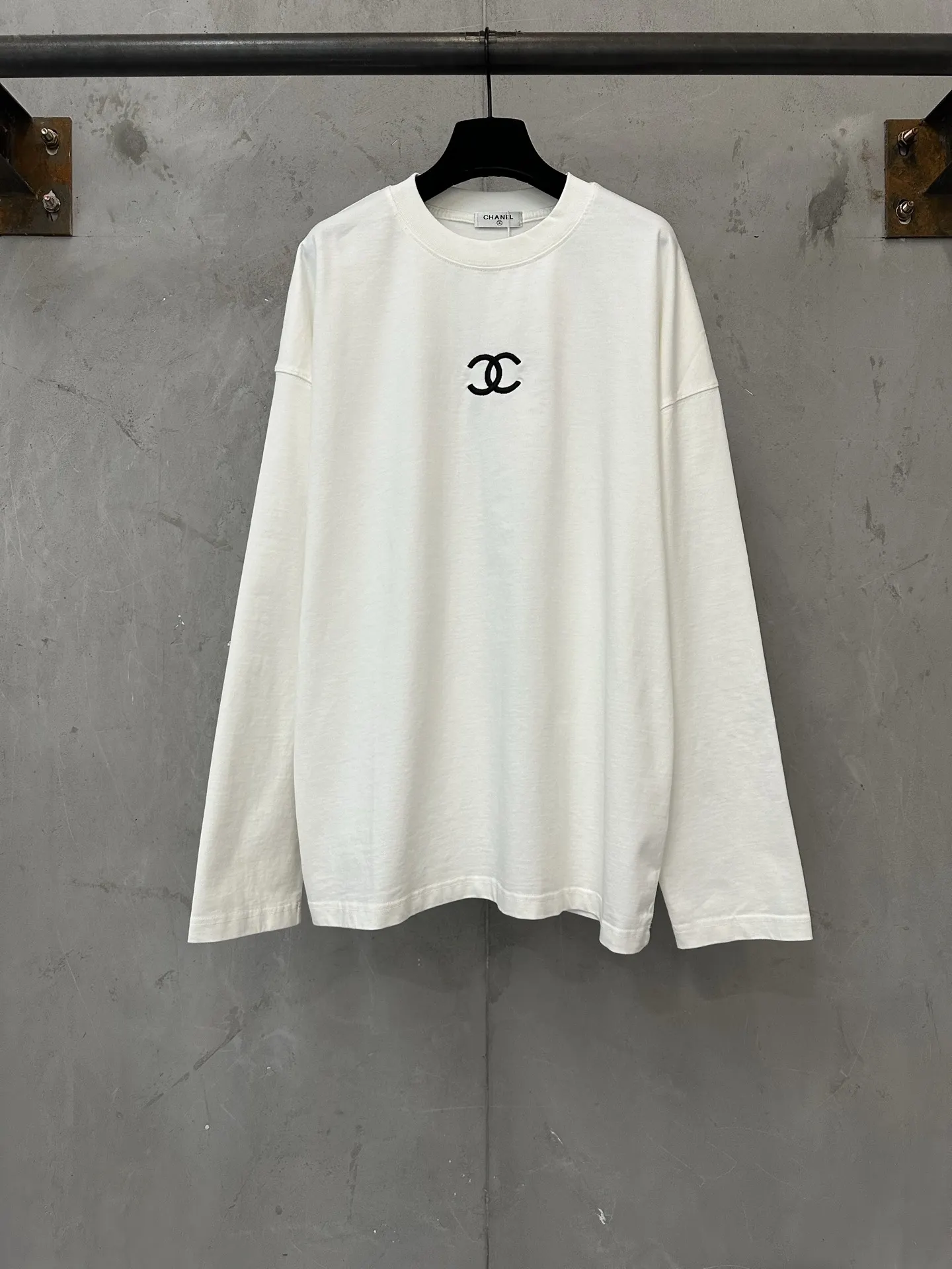 Logo Embroidered Long-Sleeve T-Shirt D22023083