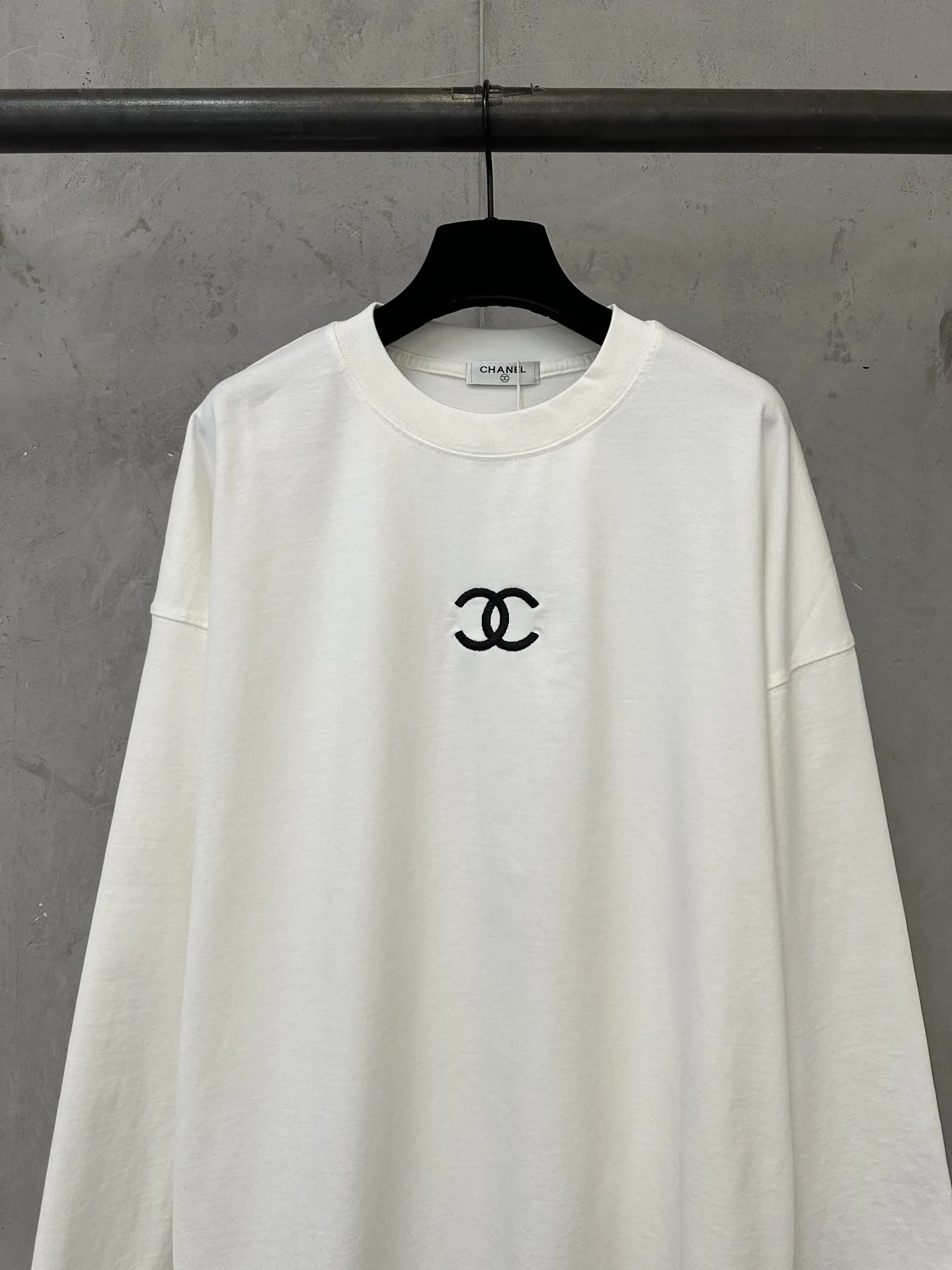 Logo Embroidered Long-Sleeve T-Shirt D22023083 — view 3