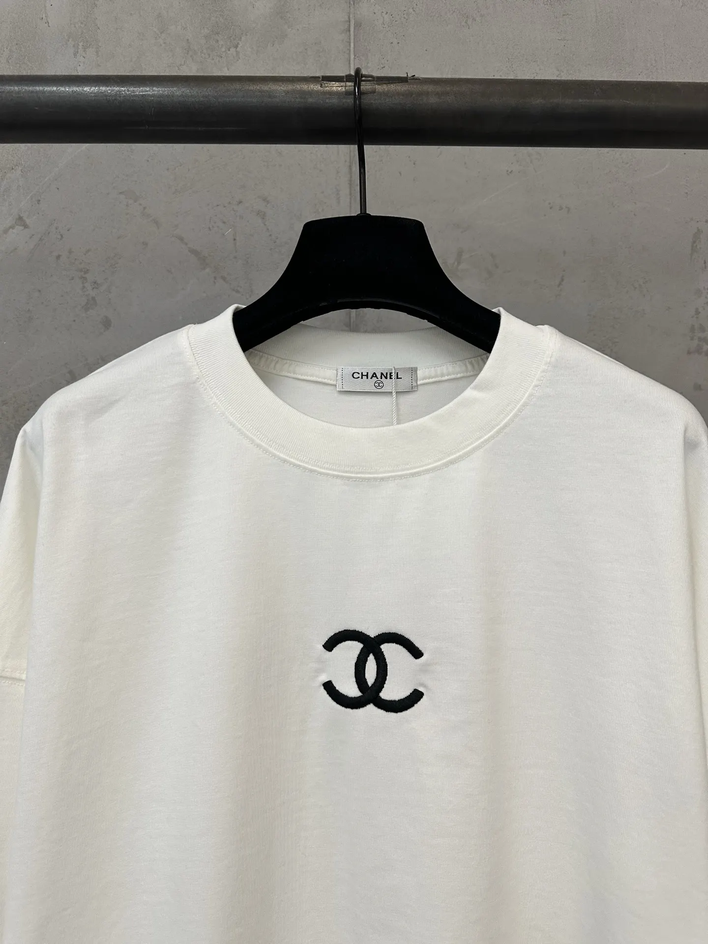 Logo Embroidered Long-Sleeve T-Shirt D22023083 — view 5