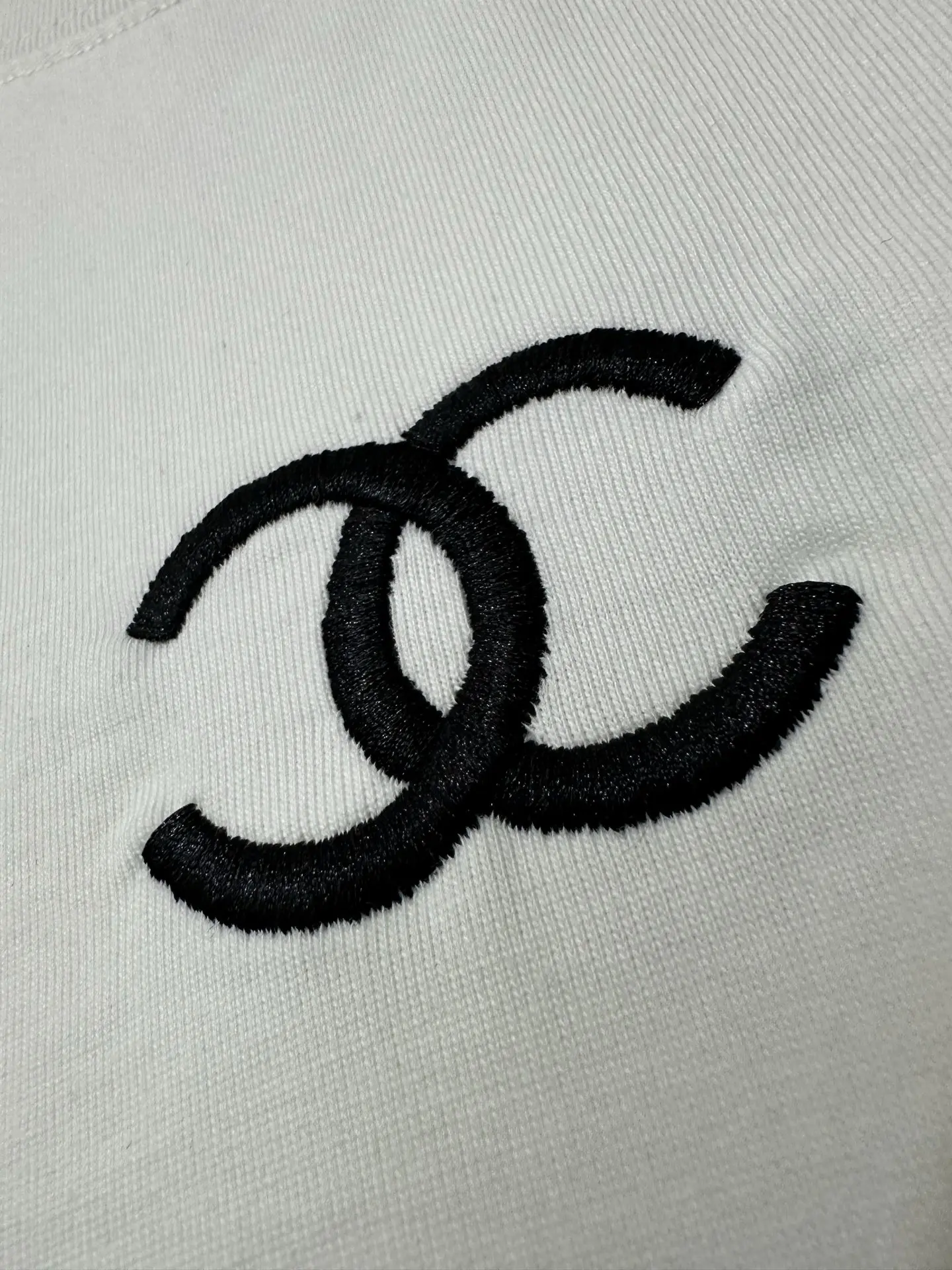 Logo Embroidered Long-Sleeve T-Shirt D22023083 — view 8
