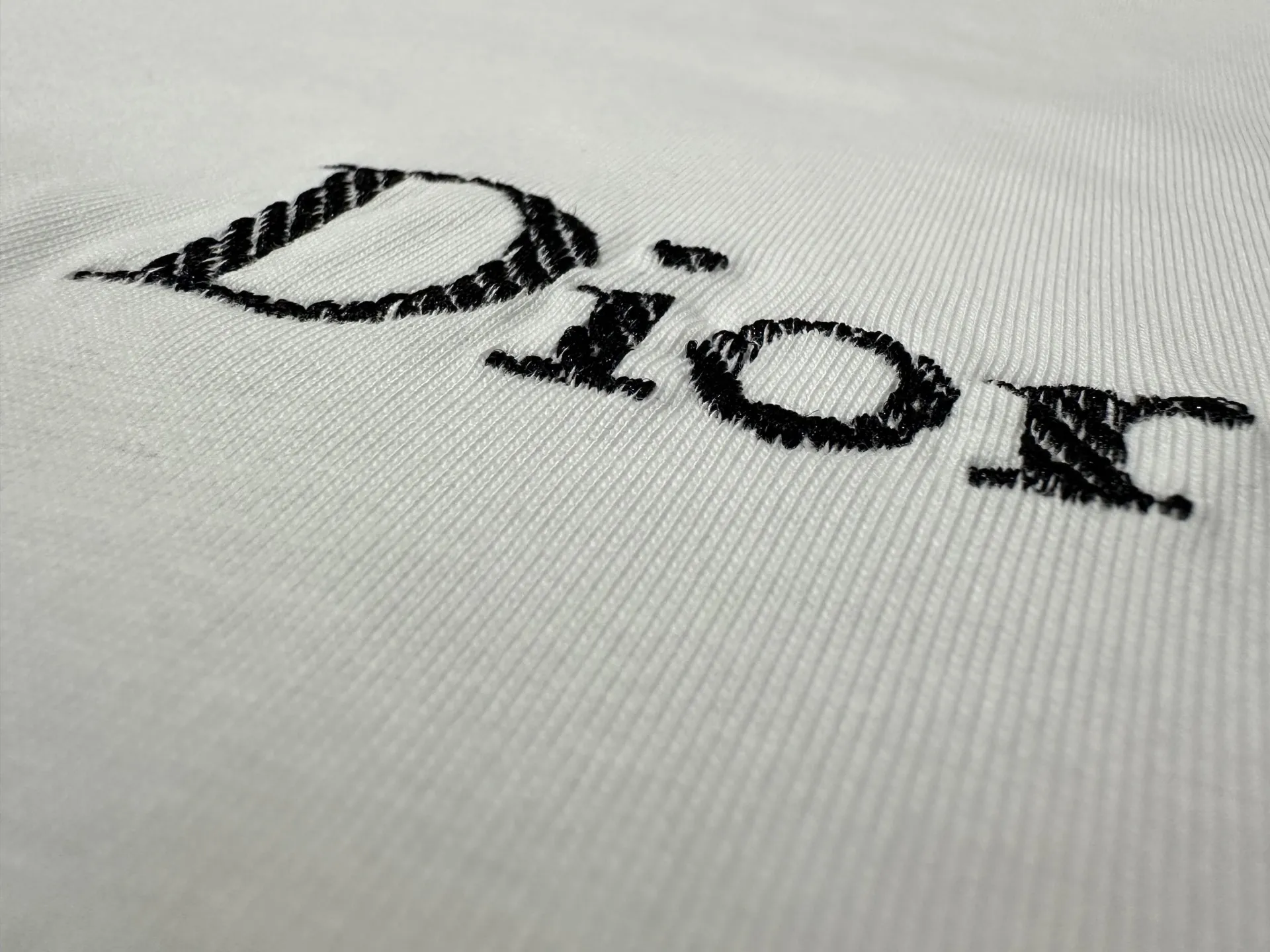 Logo Embroidered Long-Sleeve T-Shirt D22022220 — view 7