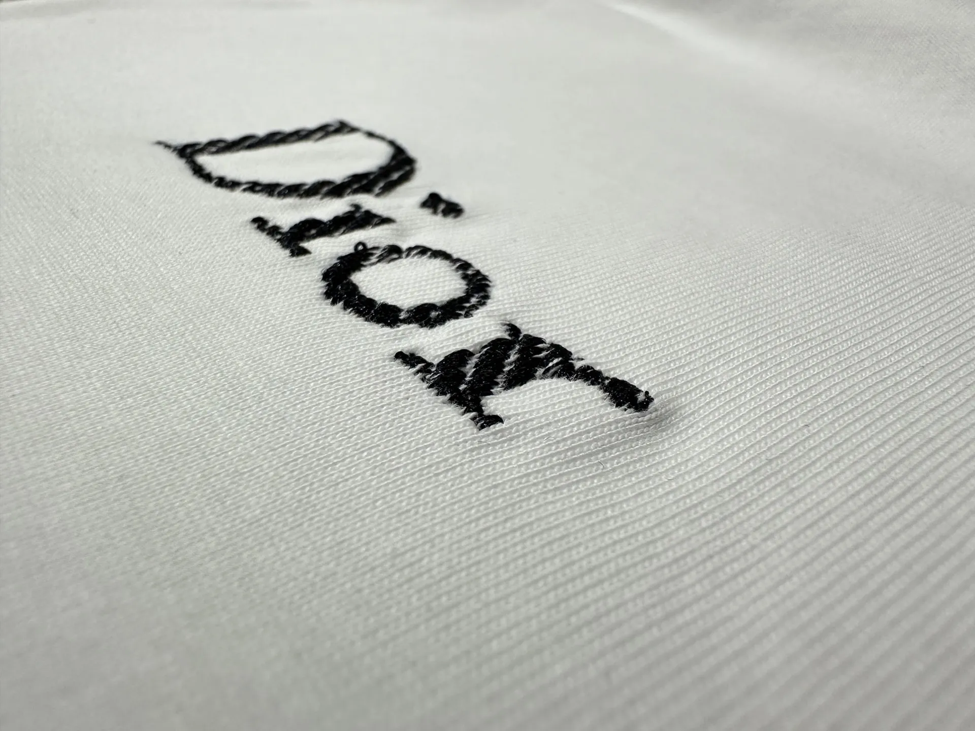 Logo Embroidered Long-Sleeve T-Shirt D22022220 — view 8