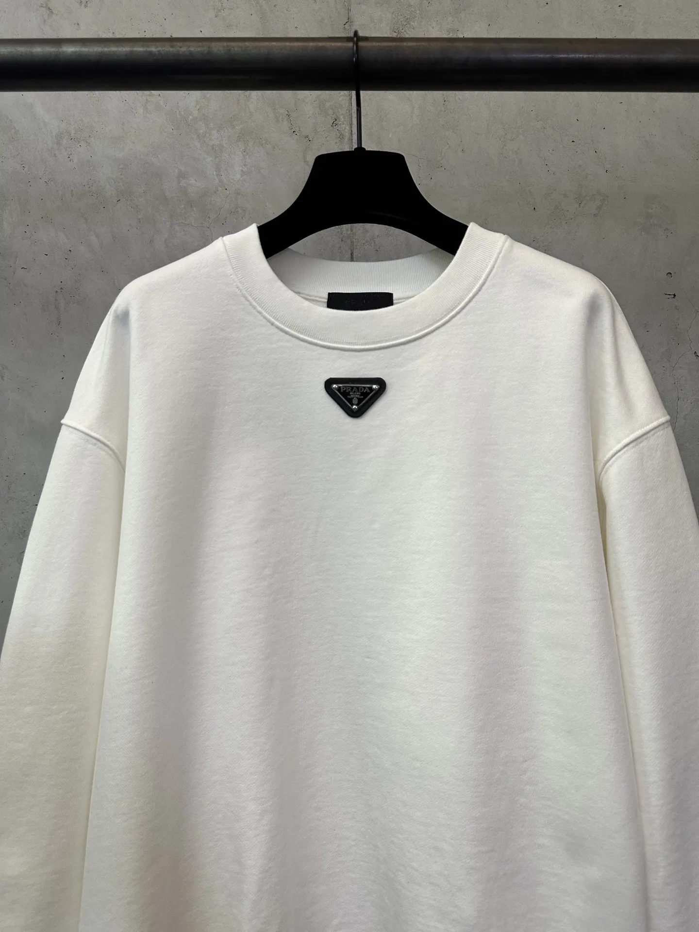 Logo-Patch Heavyweight Cotton Sweatshirt D25020533 — view 3