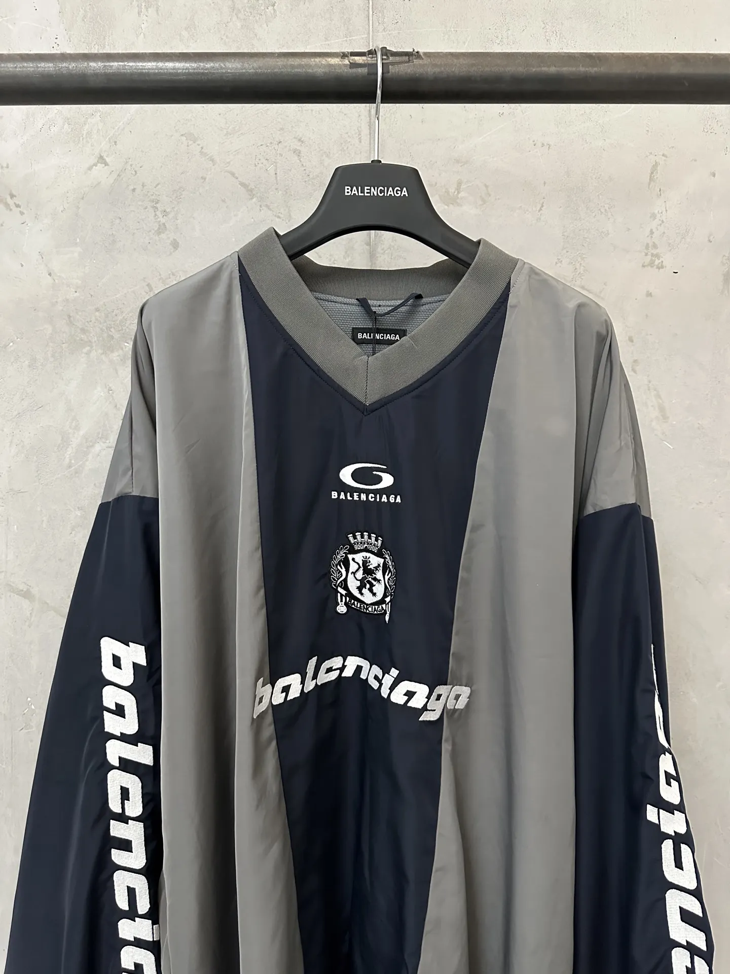 Logo-Print Color-Block Nylon Jersey D31023081 — view 3