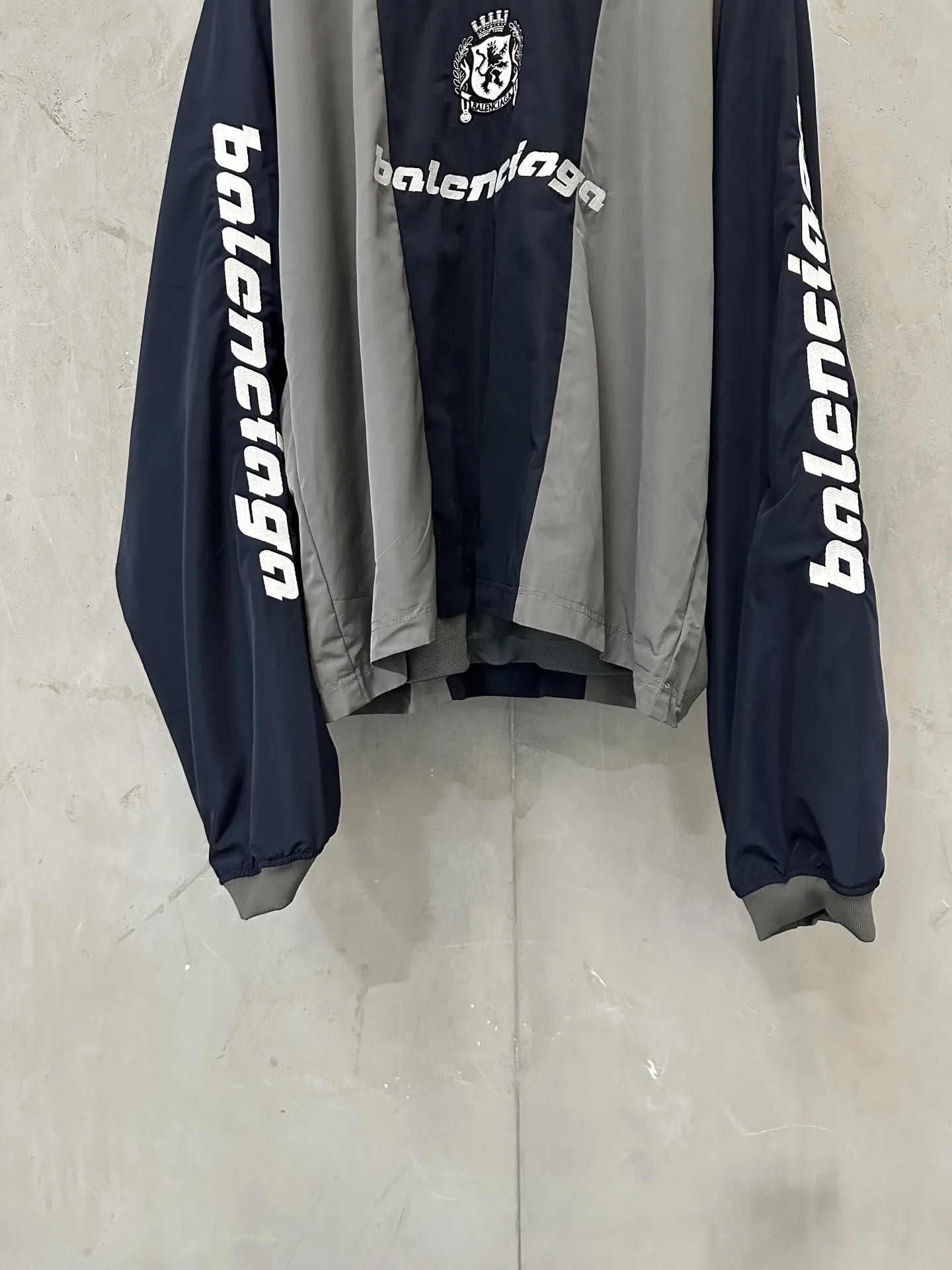 Logo-Print Color-Block Nylon Jersey D31023081 — view 4