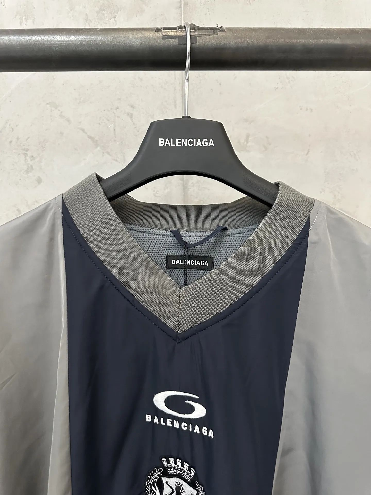 Logo-Print Color-Block Nylon Jersey D31023081 — view 5