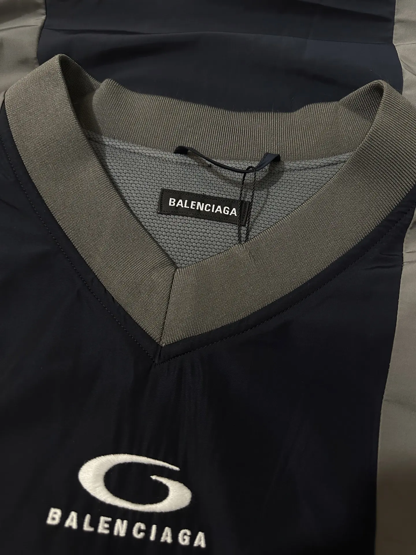 Logo-Print Color-Block Nylon Jersey D31023081 — view 6