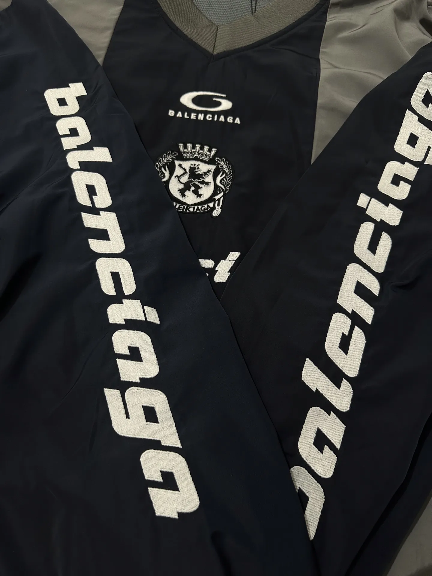 Logo-Print Color-Block Nylon Jersey D31023081 — view 7