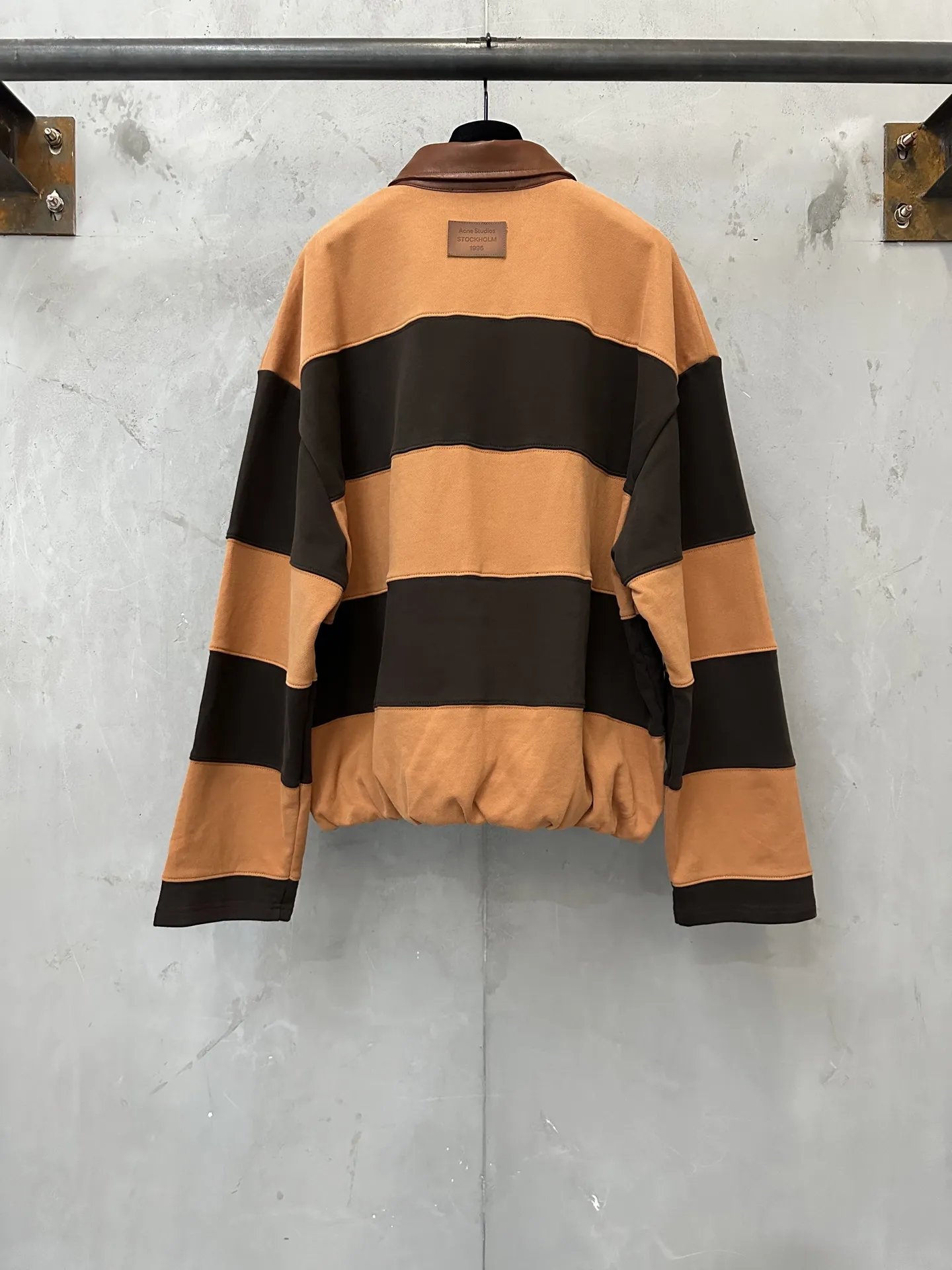Contrast Stripe Leather-Collar Sweatshirt D35020503 — view 2