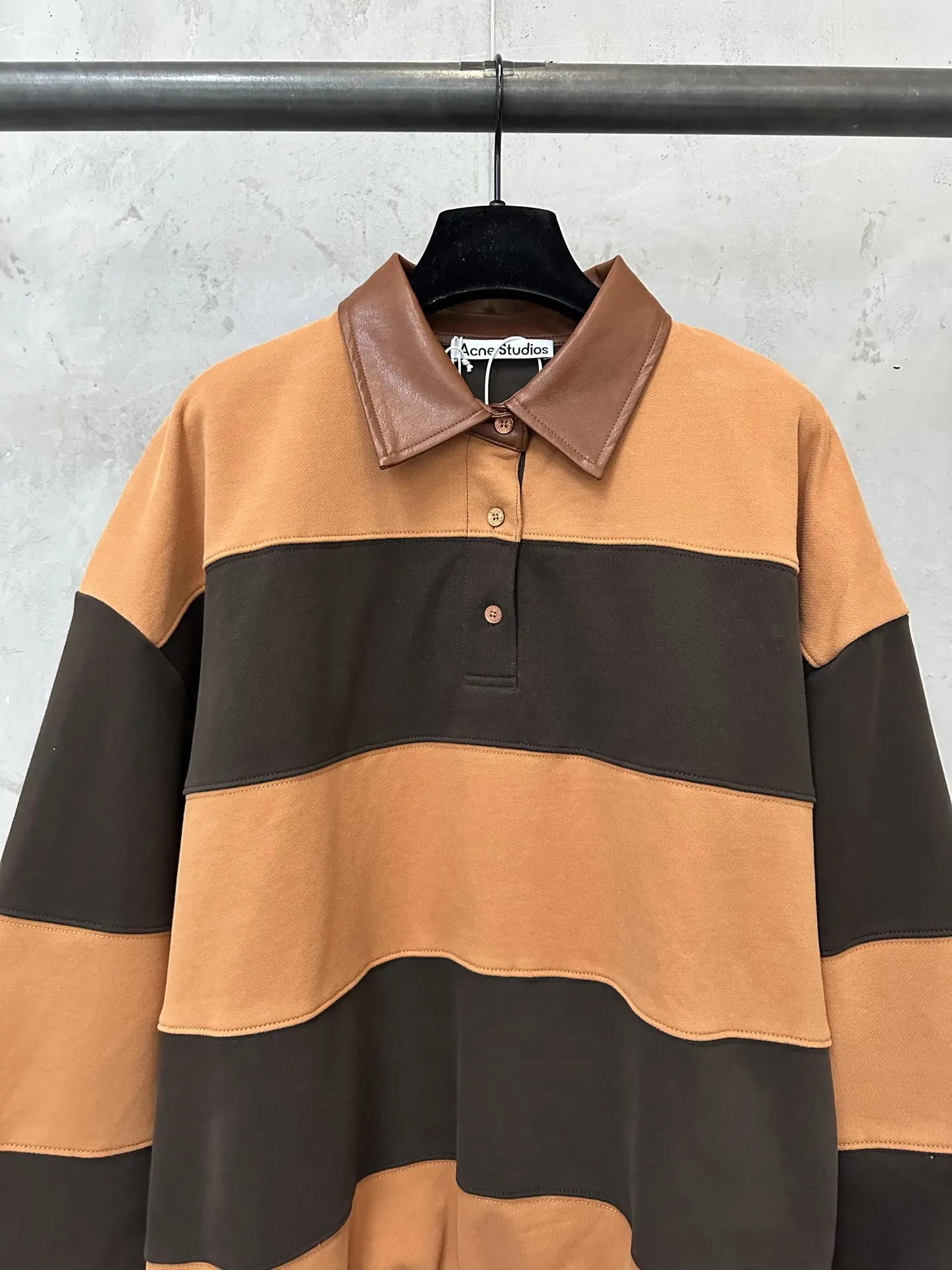 Contrast Stripe Leather-Collar Sweatshirt D35020503 — view 3
